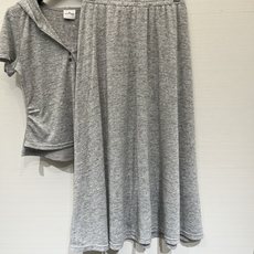 「Courreges 假两件灰色连帽半裙休闲套装」浅麻灰软糯超薄面料,修身收腰设计,假两件半开V型门襟, 「Courreges 假两件灰色连帽半裙休闲套装」浅麻灰软糯超薄面料,修身收腰设计,假两件半开V型门襟,