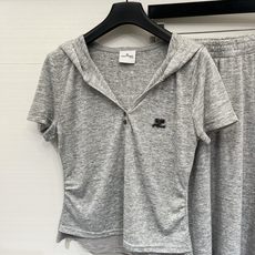 「Courreges 假两件灰色连帽半裙休闲套装」浅麻灰软糯超薄面料,修身收腰设计,假两件半开V型门襟, 「Courreges 假两件灰色连帽半裙休闲套装」浅麻灰软糯超薄面料,修身收腰设计,假两件半开V型门襟,