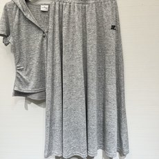 「Courreges 假两件灰色连帽半裙休闲套装」浅麻灰软糯超薄面料,修身收腰设计,假两件半开V型门襟, 「Courreges 假两件灰色连帽半裙休闲套装」浅麻灰软糯超薄面料,修身收腰设计,假两件半开V型门襟,