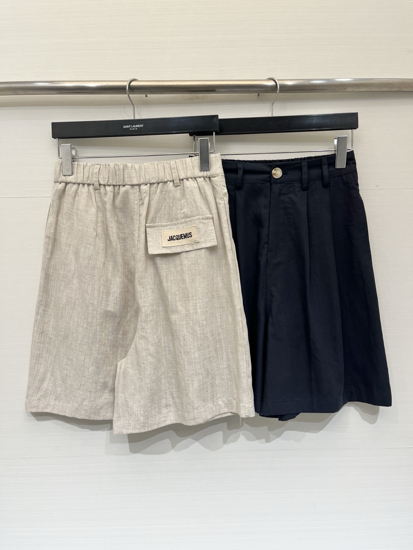 NO:898724,'Jacquemus cotton and linen cool-feeling trousers' Cotton and linen fabric, ultra-thin texture, very cool to wear in summer, classic logo on the back, versatile to match, no pressure when going out, two-color SML,19860909「Jacquemus 棉麻凉感五分裤」 棉麻面料,超薄质感,夏季穿很凉快,背后经典Logo标志,万能搭配,出门无压力 两色SML,,,Women's clothing