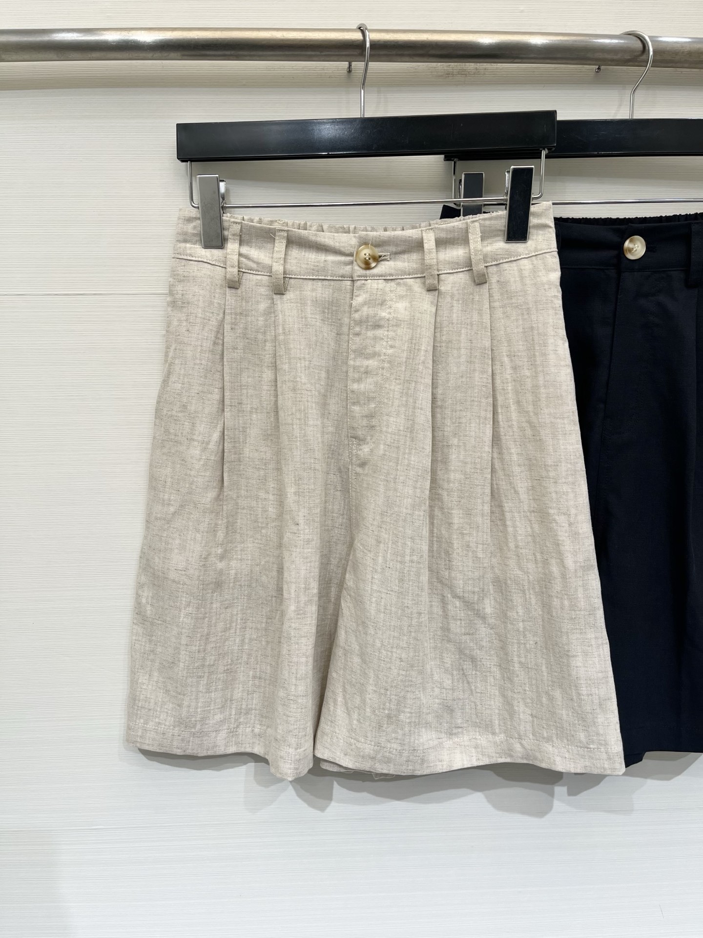 「Jacquemus 棉麻凉感五分裤」 棉麻面料，超薄质感，夏季穿很凉快，背后经典Logo标志，万能搭配