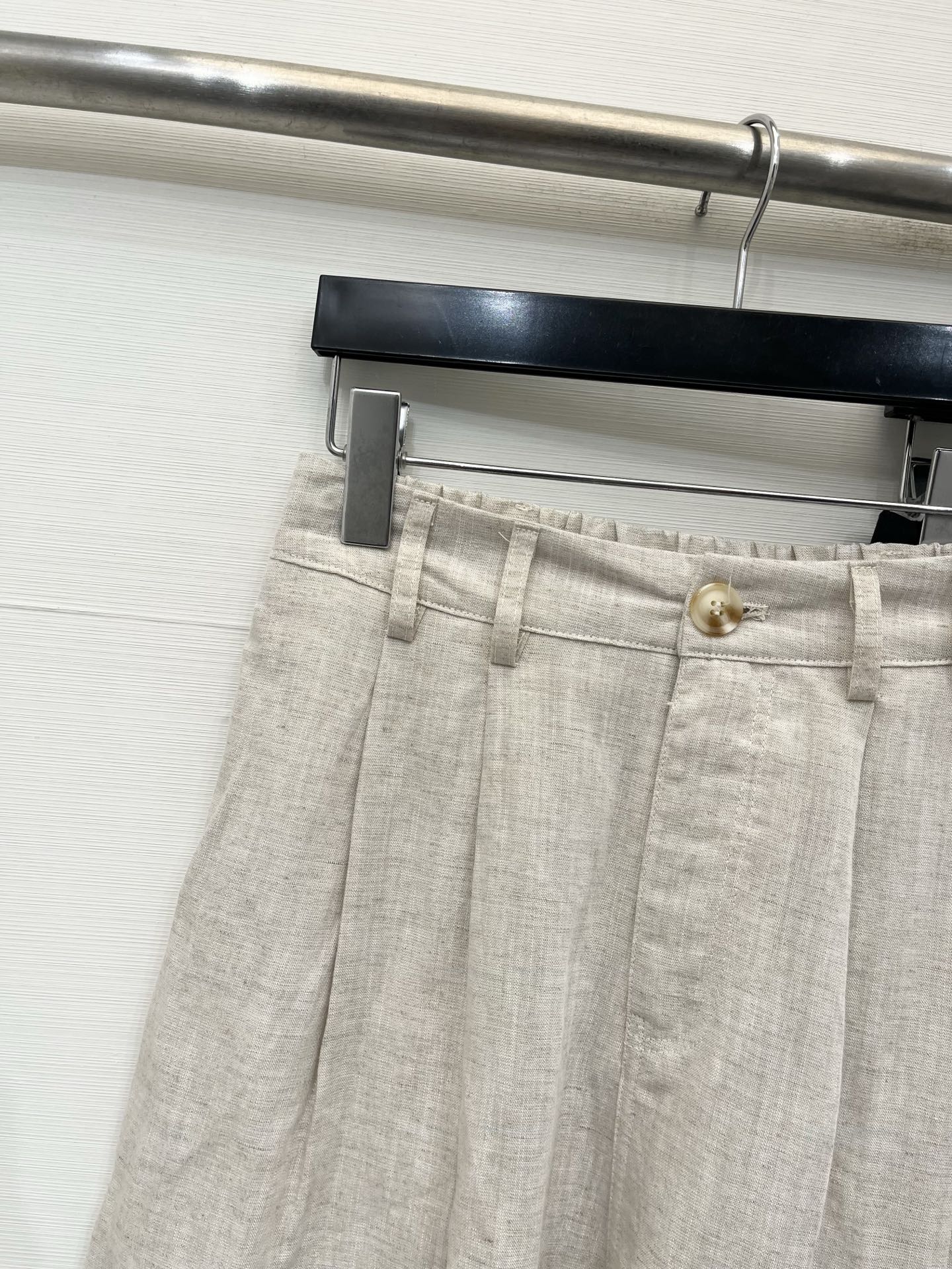 「Jacquemus 棉麻凉感五分裤」 棉麻面料，超薄质感，夏季穿很凉快，背后经典Logo标志，万能搭配