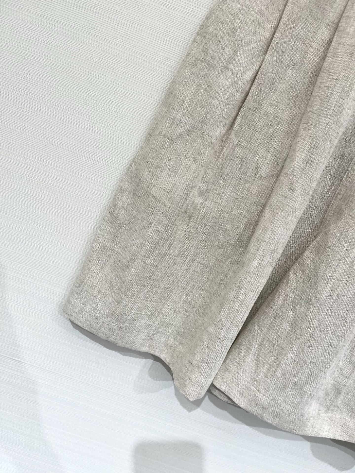 「Jacquemus 棉麻凉感五分裤」 棉麻面料，超薄质感，夏季穿很凉快，背后经典Logo标志，万能搭配