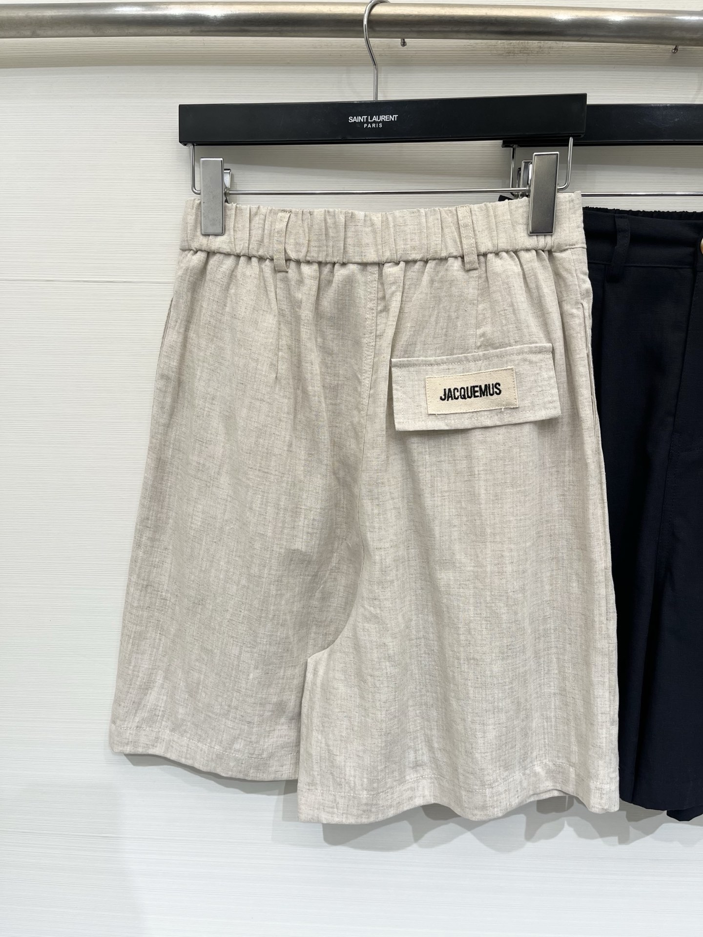 「Jacquemus 棉麻凉感五分裤」 棉麻面料，超薄质感，夏季穿很凉快，背后经典Logo标志，万能搭配