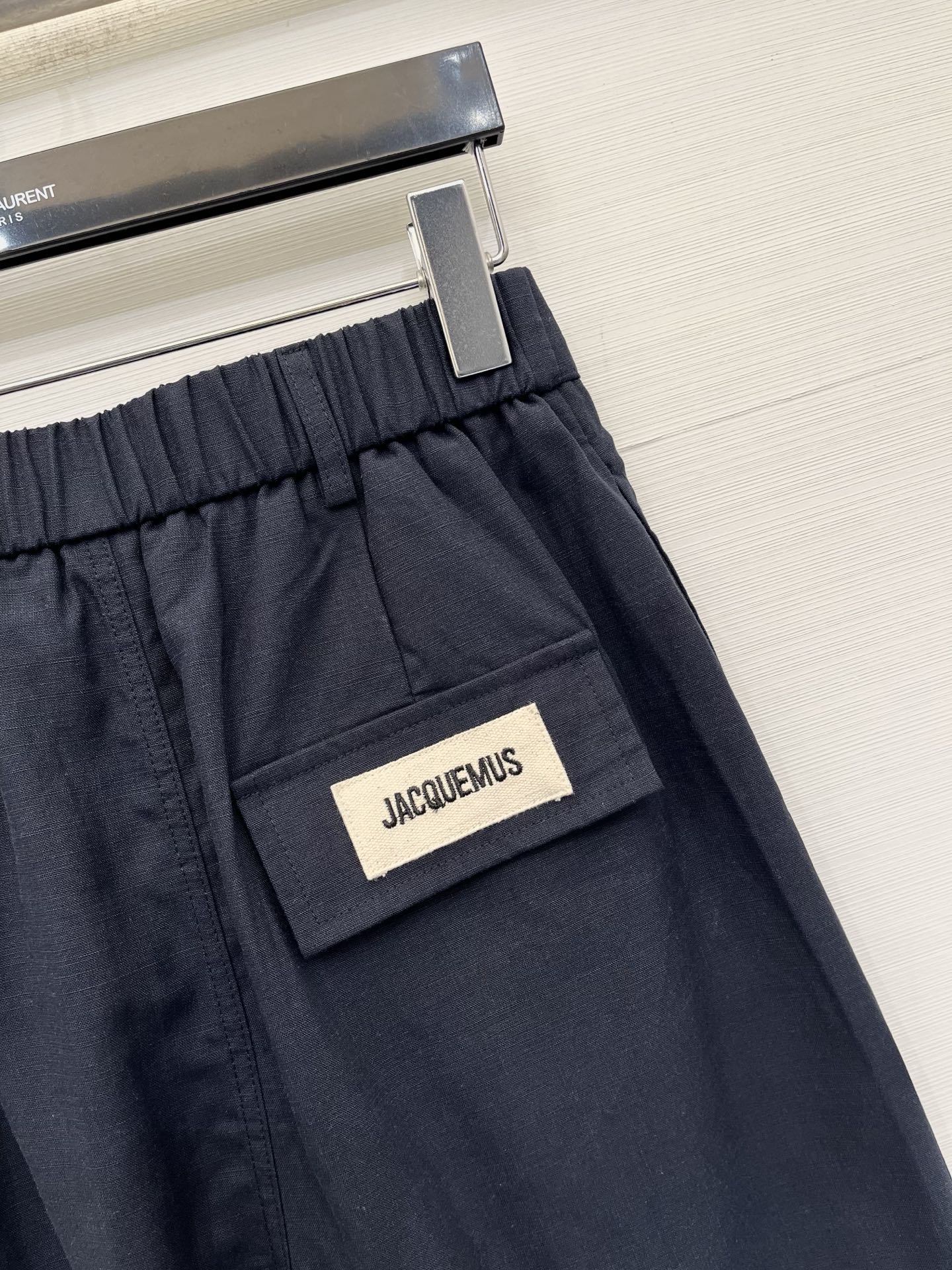 「Jacquemus 棉麻凉感五分裤」 棉麻面料，超薄质感，夏季穿很凉快，背后经典Logo标志，万能搭配