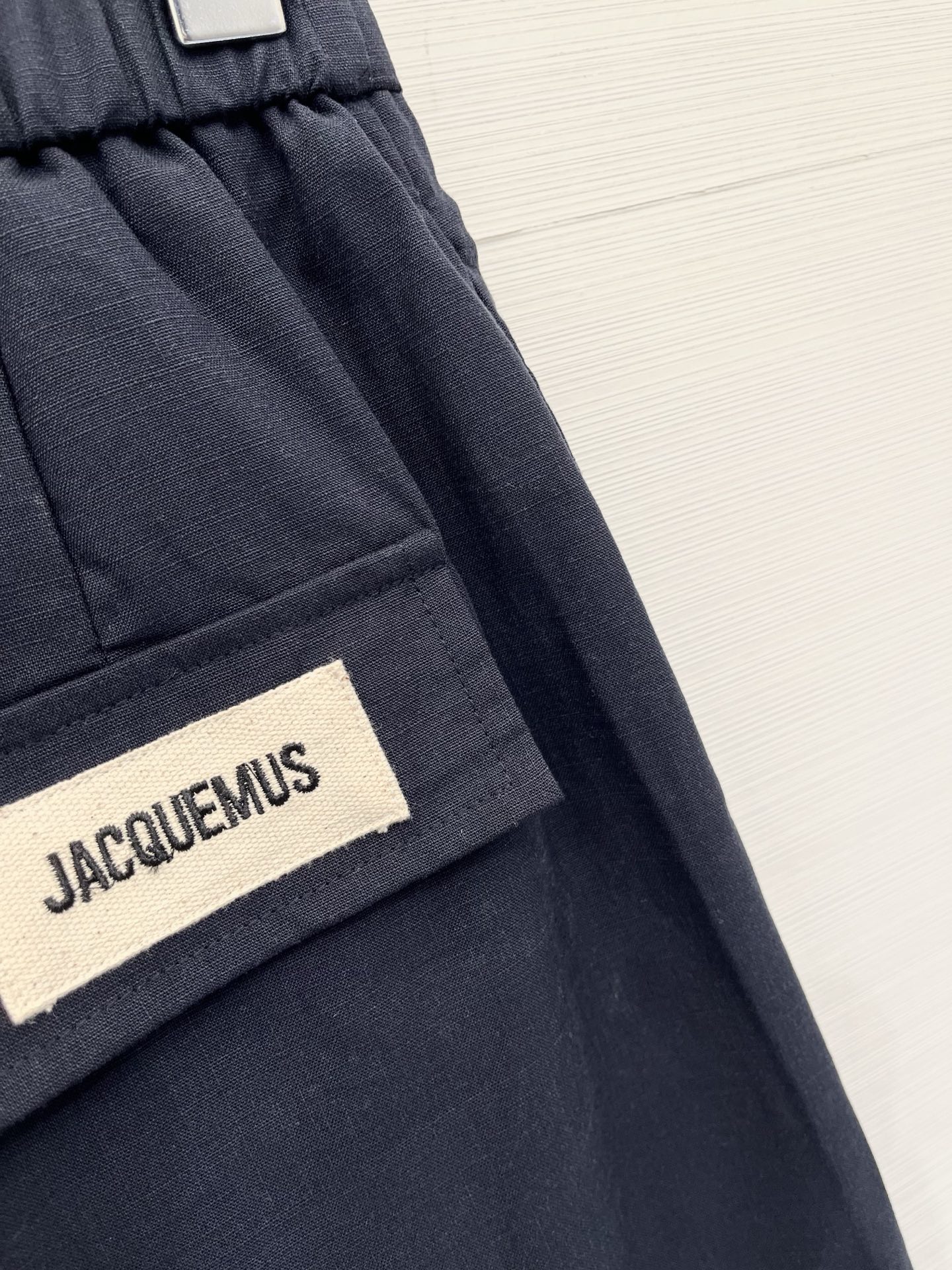 「Jacquemus 棉麻凉感五分裤」 棉麻面料，超薄质感，夏季穿很凉快，背后经典Logo标志，万能搭配