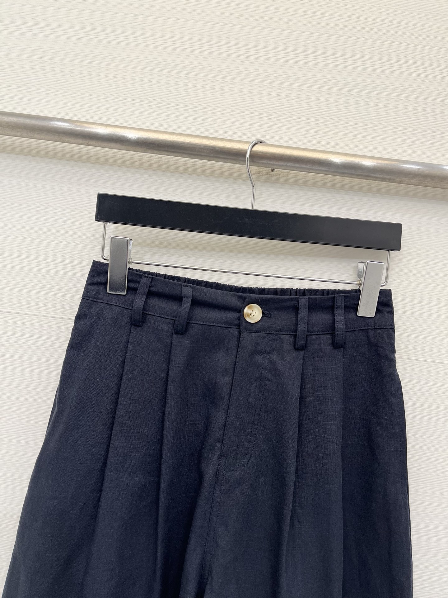 「Jacquemus 棉麻凉感五分裤」 棉麻面料，超薄质感，夏季穿很凉快，背后经典Logo标志，万能搭配