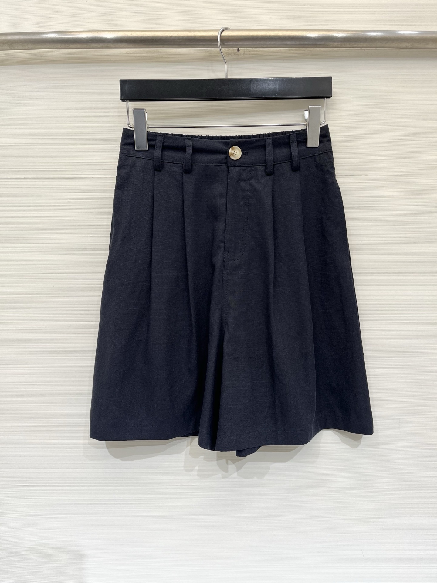 「Jacquemus 棉麻凉感五分裤」 棉麻面料，超薄质感，夏季穿很凉快，背后经典Logo标志，万能搭配