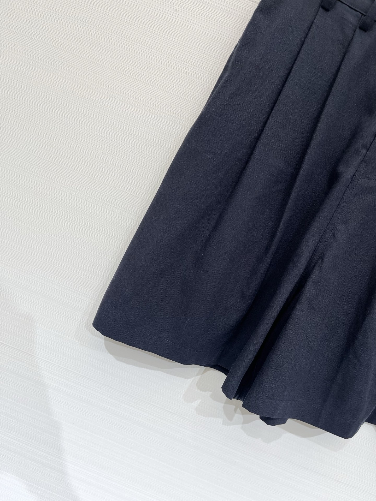 「Jacquemus 棉麻凉感五分裤」 棉麻面料，超薄质感，夏季穿很凉快，背后经典Logo标志，万能搭配
