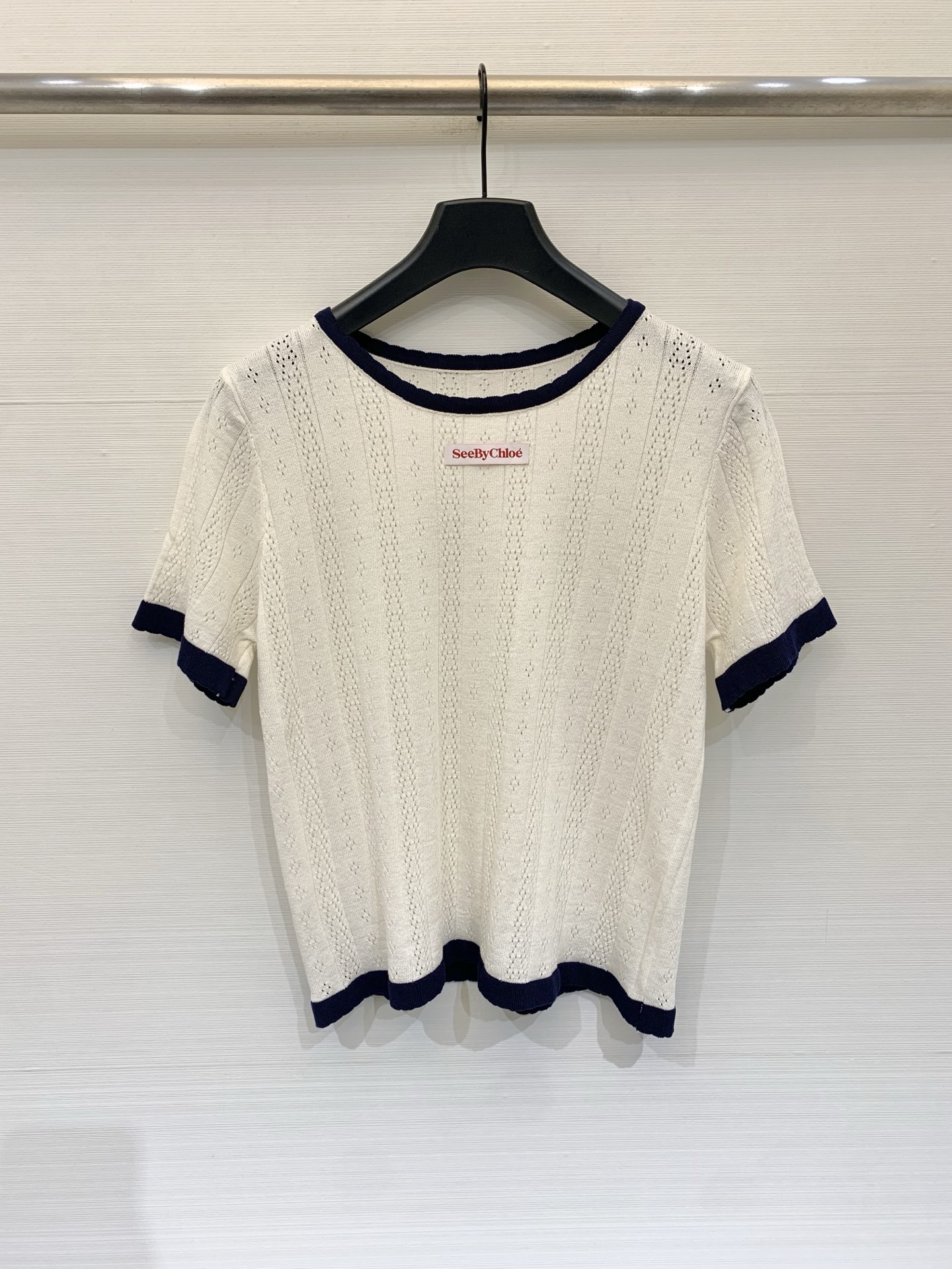 NO:893483,Chloé 26 new summer style hollow contrast knitted short sleeves, round neck straight knitted T-shirt, short version, navy blue contrast edging, all-over vertical strips + diamond hollow jacquard, with breathable texture, full French retro feel Size SM, chloe, T-shirt, tees, t-shirt,19860909Chloé 26夏季新款 镂空撞色针织短袖,圆领直筒针织T恤,短款版型,藏青撞色包边,通体竖条+菱格镂空提花,自带透气肌理感,法式复古感十足 码数SM,,chloe,T-shirt,tees，t-shirt,,Women's clothing