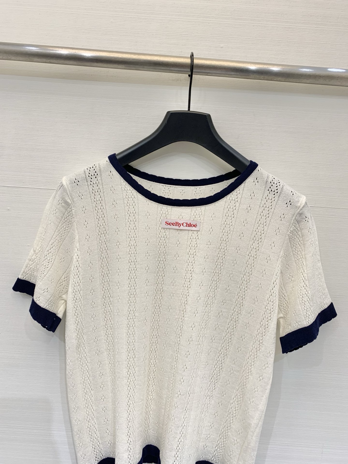 Chloé 26夏季新款 镂空撞色针织短袖，圆领直筒针织T恤，短款版型，藏青撞色包边，通体竖条+菱格镂空