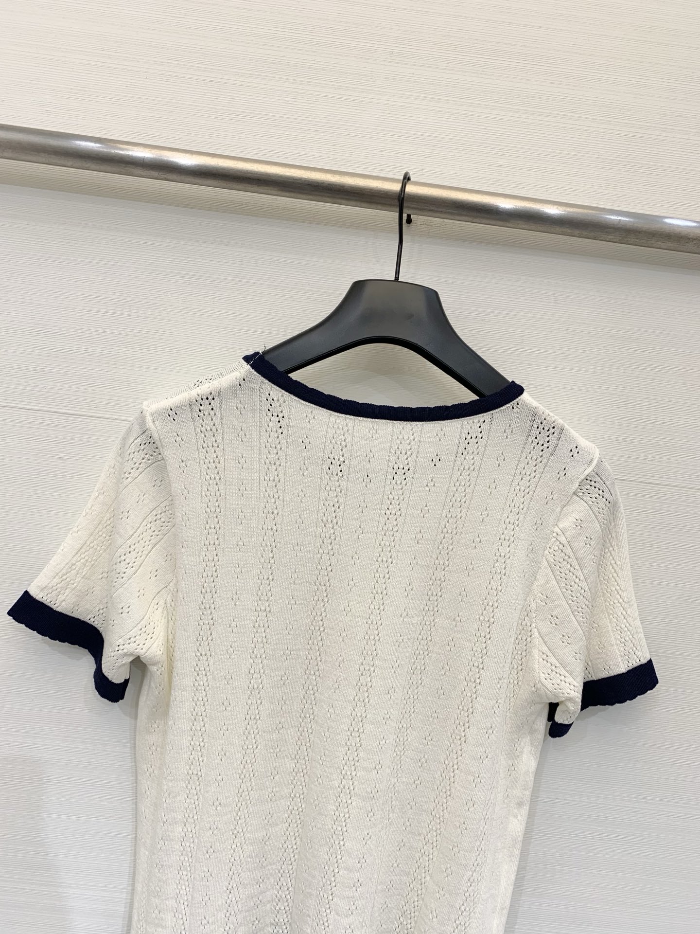 Chloé 26夏季新款 镂空撞色针织短袖，圆领直筒针织T恤，短款版型，藏青撞色包边，通体竖条+菱格镂空