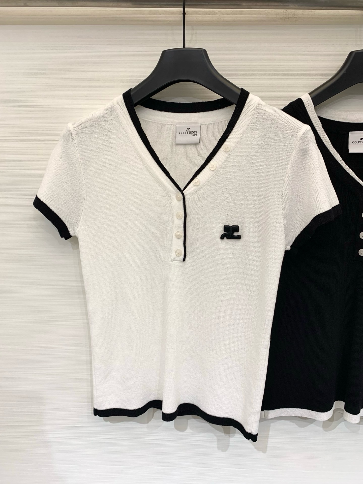Courrèges 26夏季新款 假两件条纹针织短袖，假两件V领设计，左胸黑色刺绣Logo，高级松弛感、