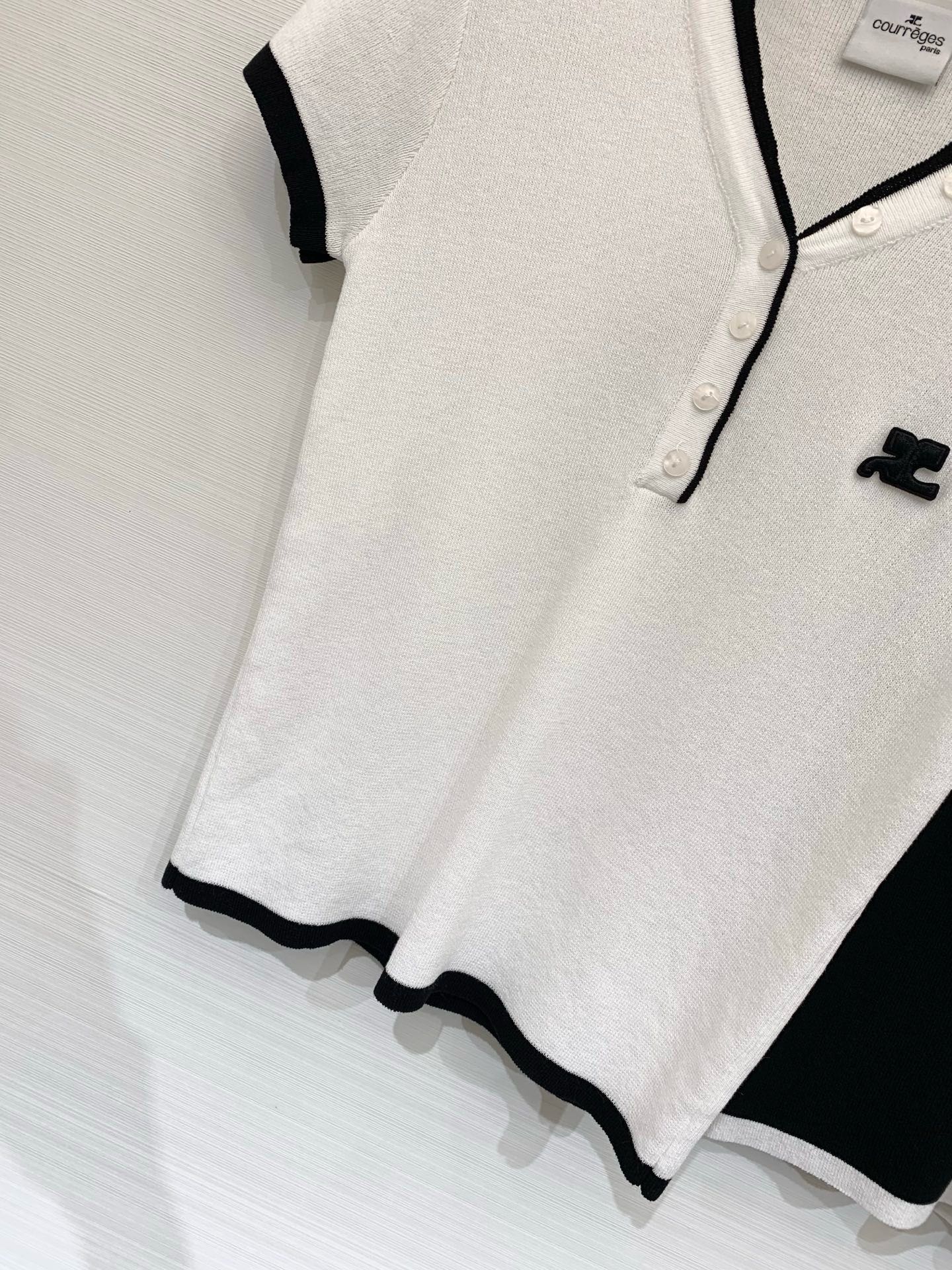 Courrèges 26夏季新款 假两件条纹针织短袖，假两件V领设计，左胸黑色刺绣Logo，高级松弛感、