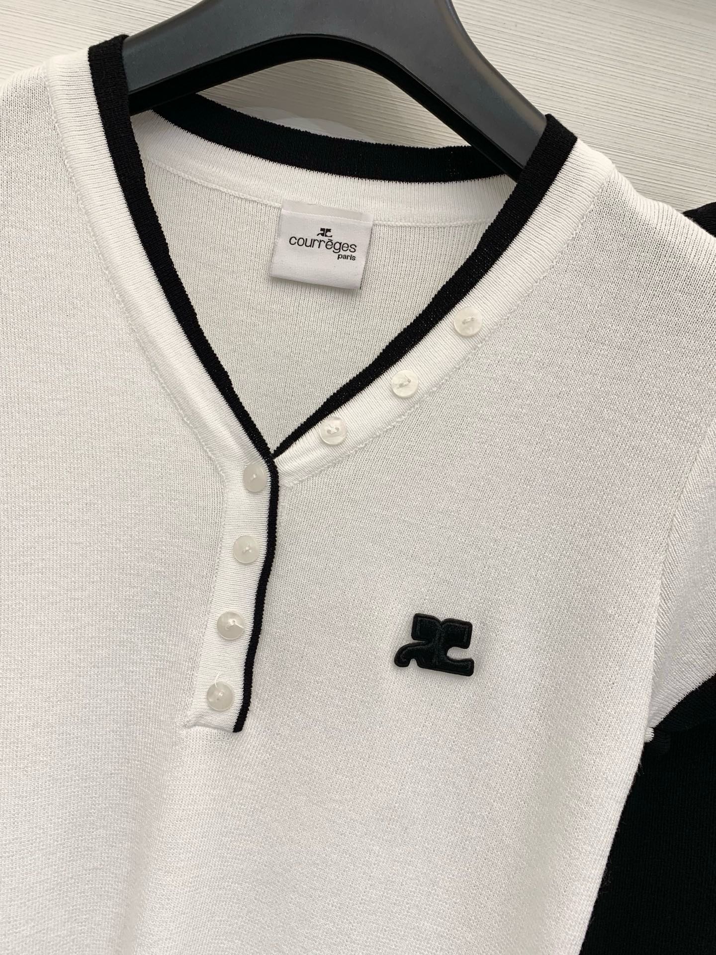 Courrèges 26夏季新款 假两件条纹针织短袖，假两件V领设计，左胸黑色刺绣Logo，高级松弛感、