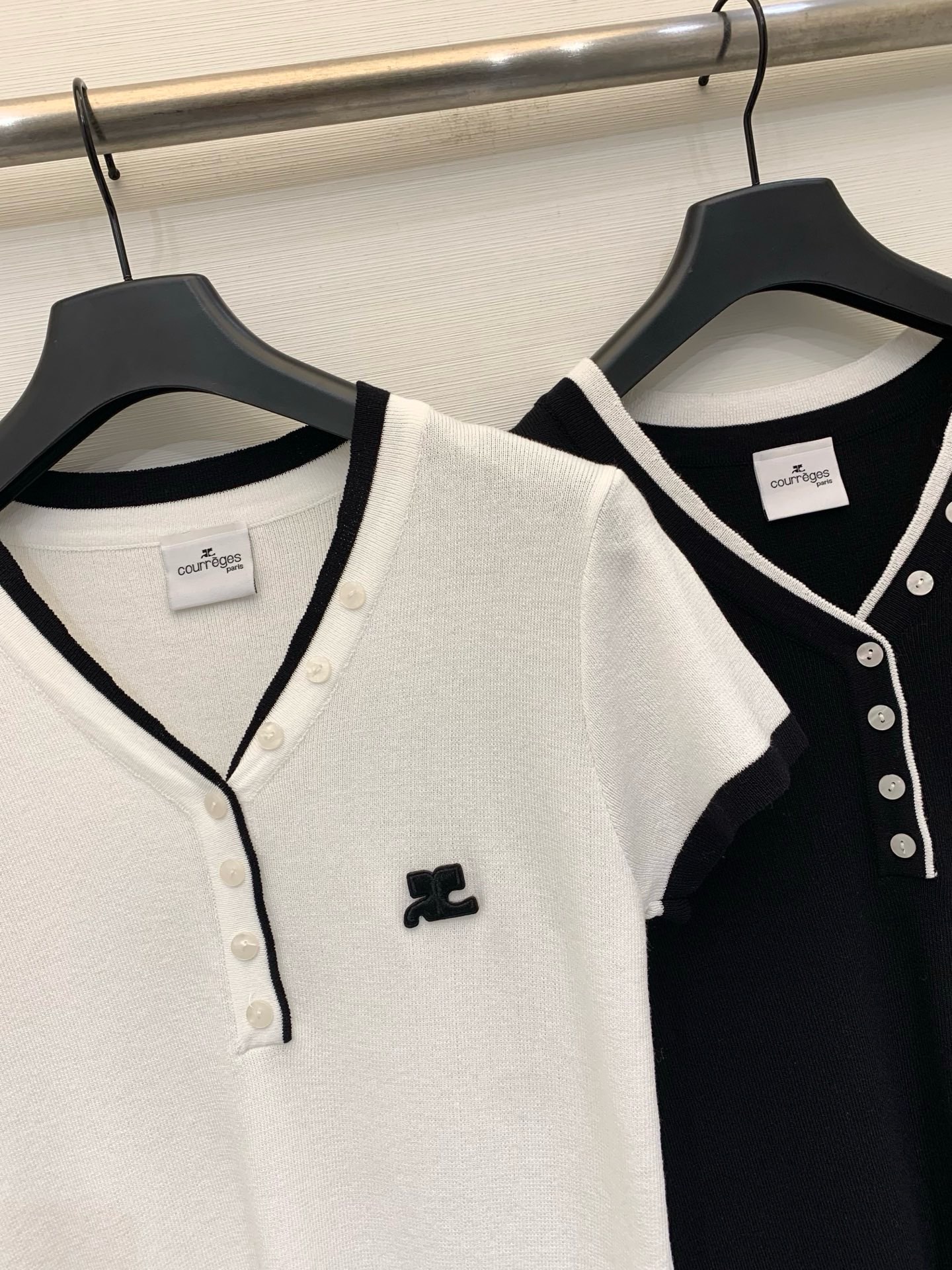Courrèges 26夏季新款 假两件条纹针织短袖，假两件V领设计，左胸黑色刺绣Logo，高级松弛感、
