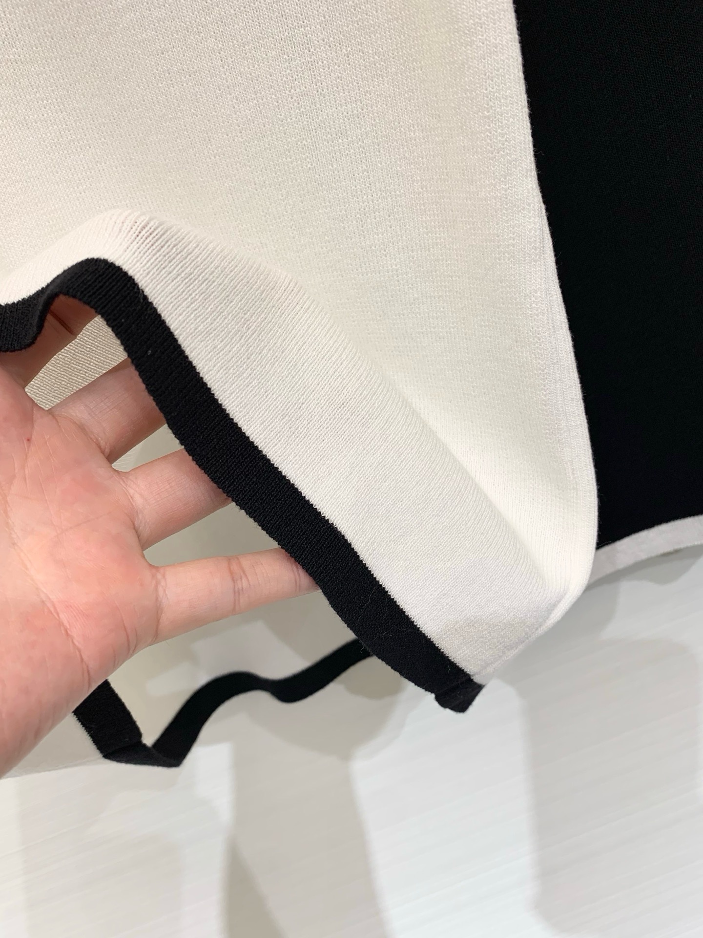Courrèges 26夏季新款 假两件条纹针织短袖，假两件V领设计，左胸黑色刺绣Logo，高级松弛感、
