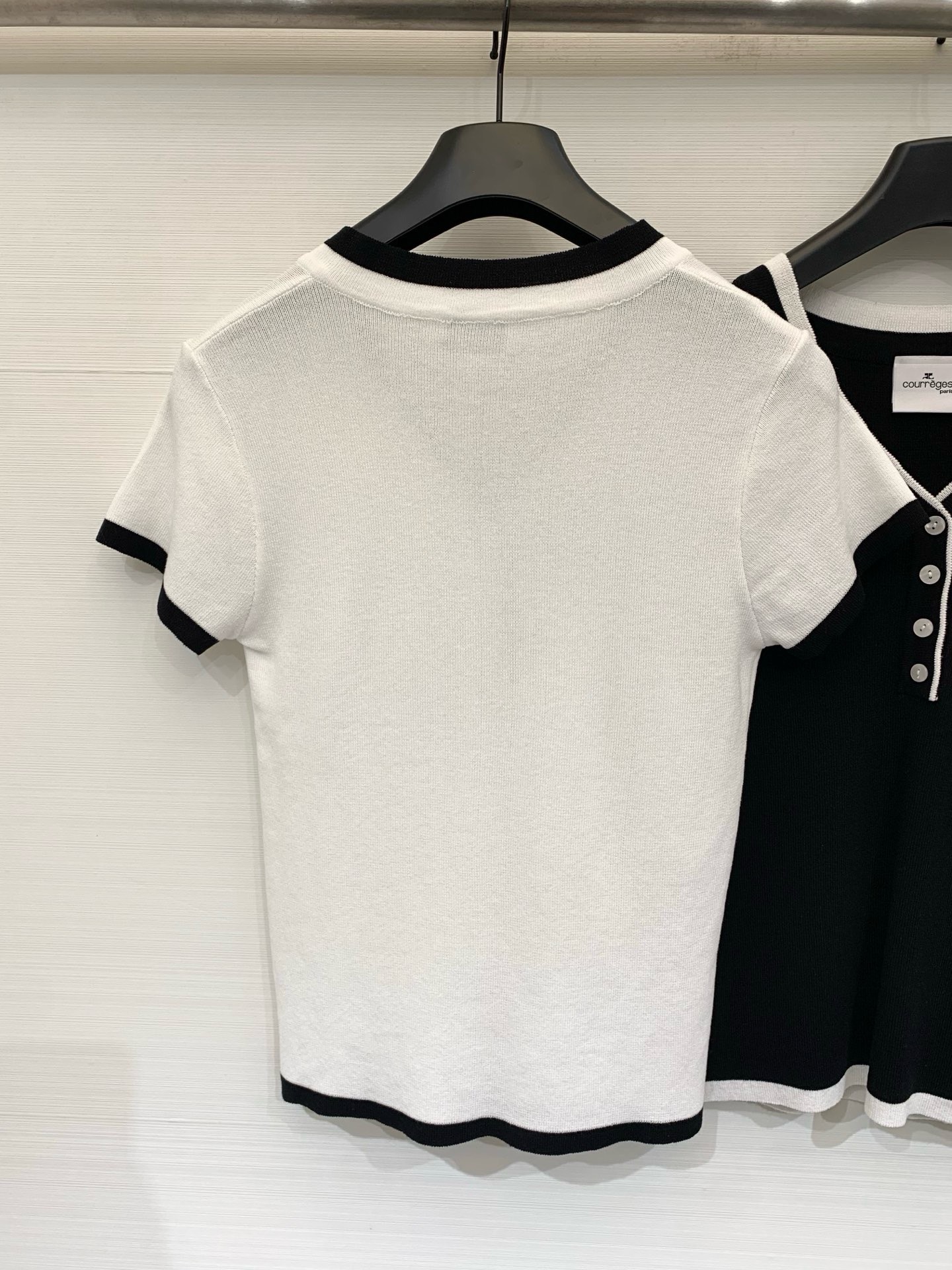 Courrèges 26夏季新款 假两件条纹针织短袖，假两件V领设计，左胸黑色刺绣Logo，高级松弛感、