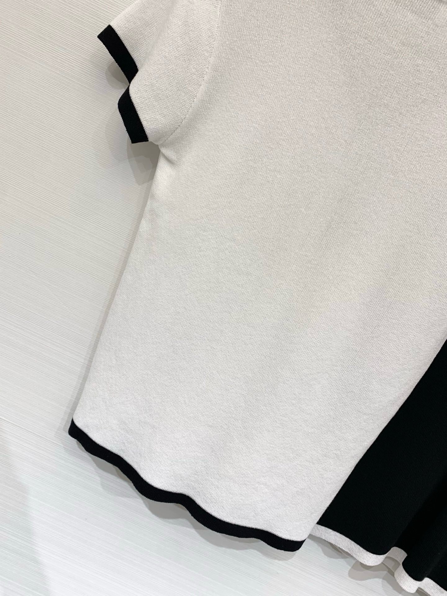 Courrèges 26夏季新款 假两件条纹针织短袖，假两件V领设计，左胸黑色刺绣Logo，高级松弛感、