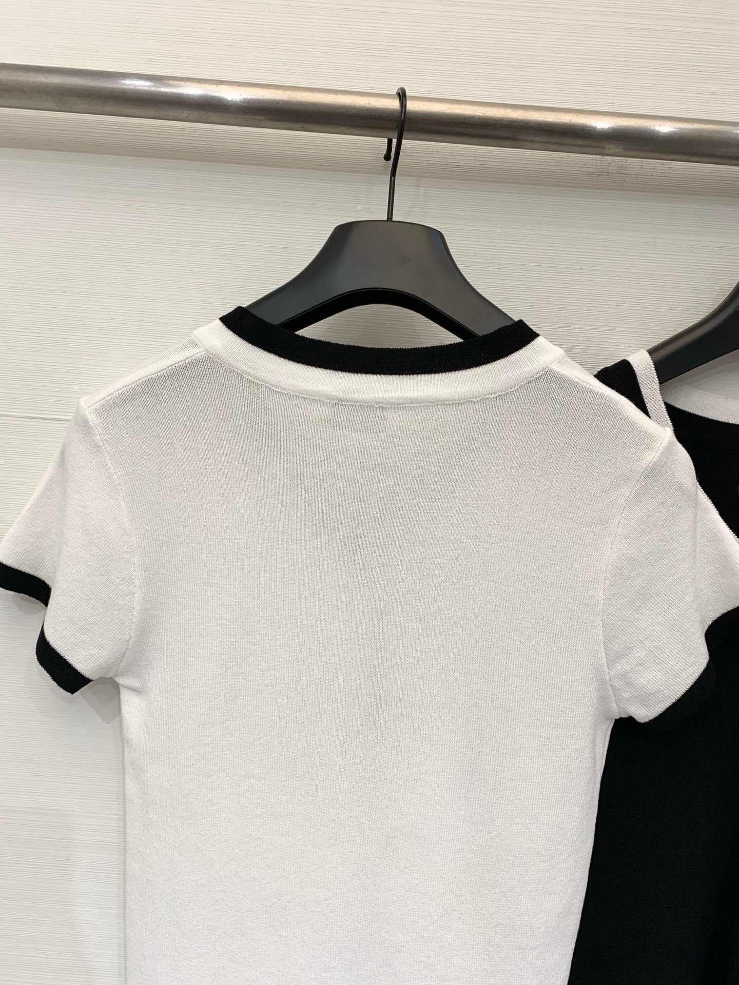 Courrèges 26夏季新款 假两件条纹针织短袖，假两件V领设计，左胸黑色刺绣Logo，高级松弛感、