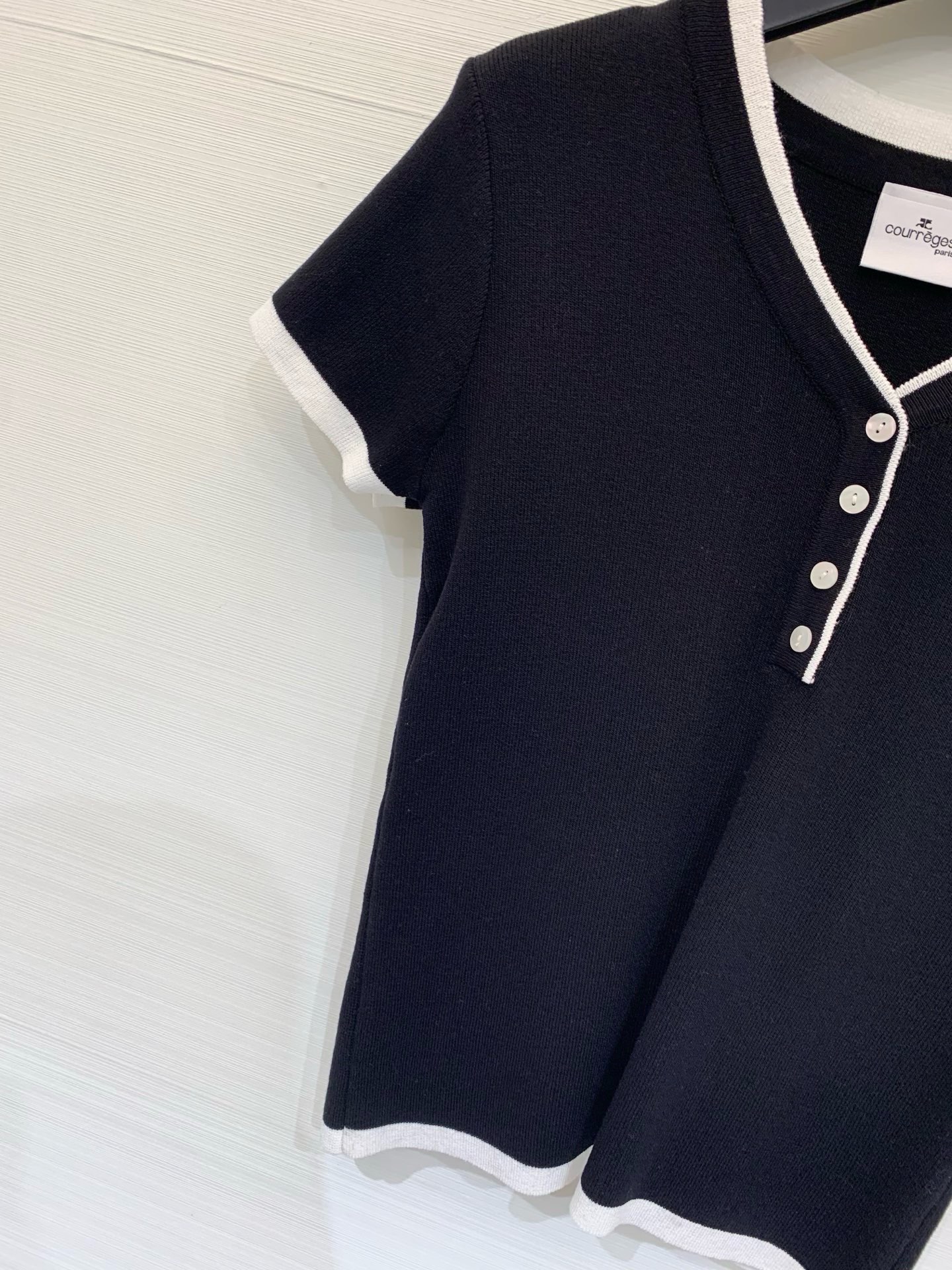 Courrèges 26夏季新款 假两件条纹针织短袖，假两件V领设计，左胸黑色刺绣Logo，高级松弛感、