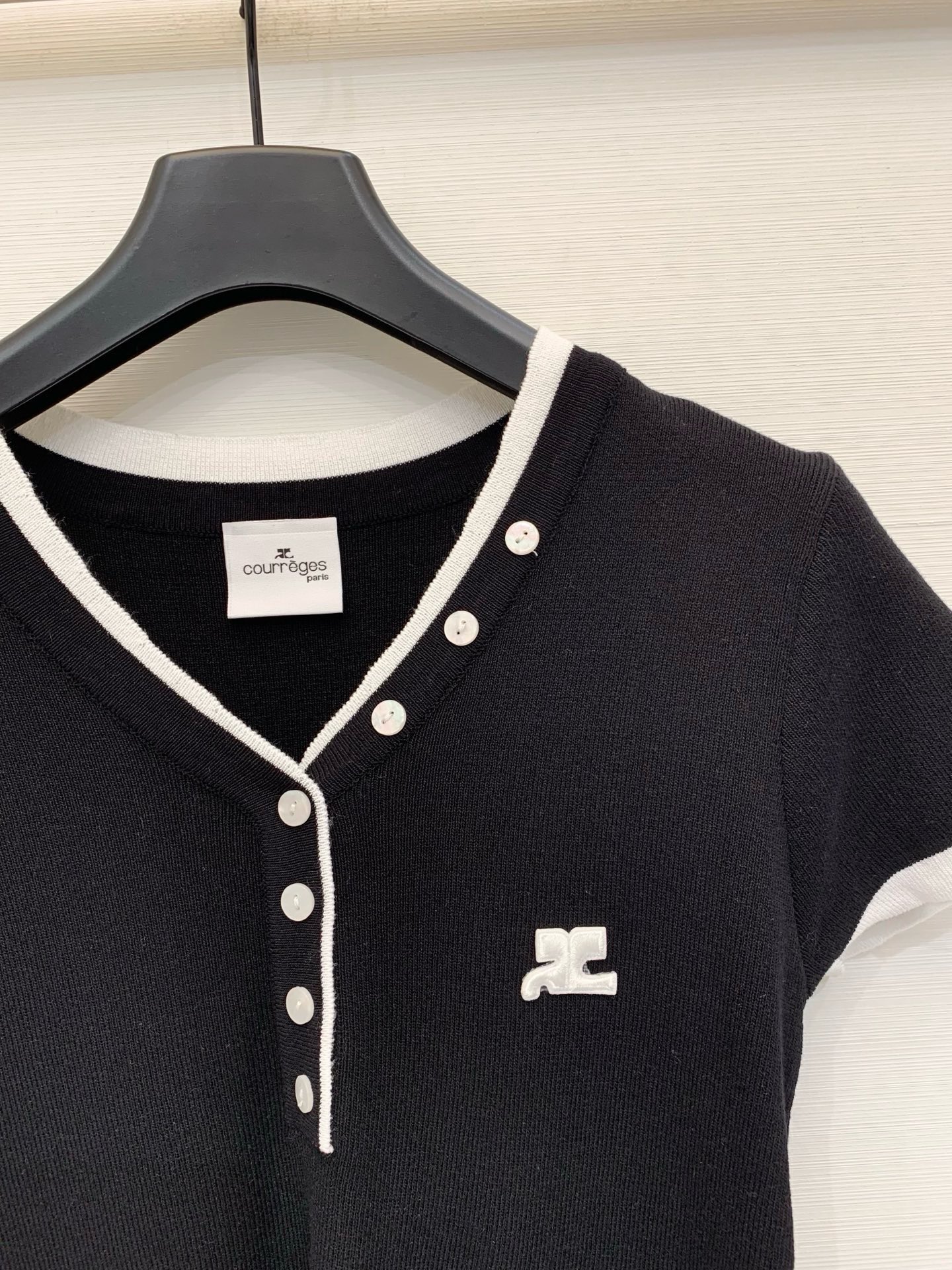 Courrèges 26夏季新款 假两件条纹针织短袖，假两件V领设计，左胸黑色刺绣Logo，高级松弛感、