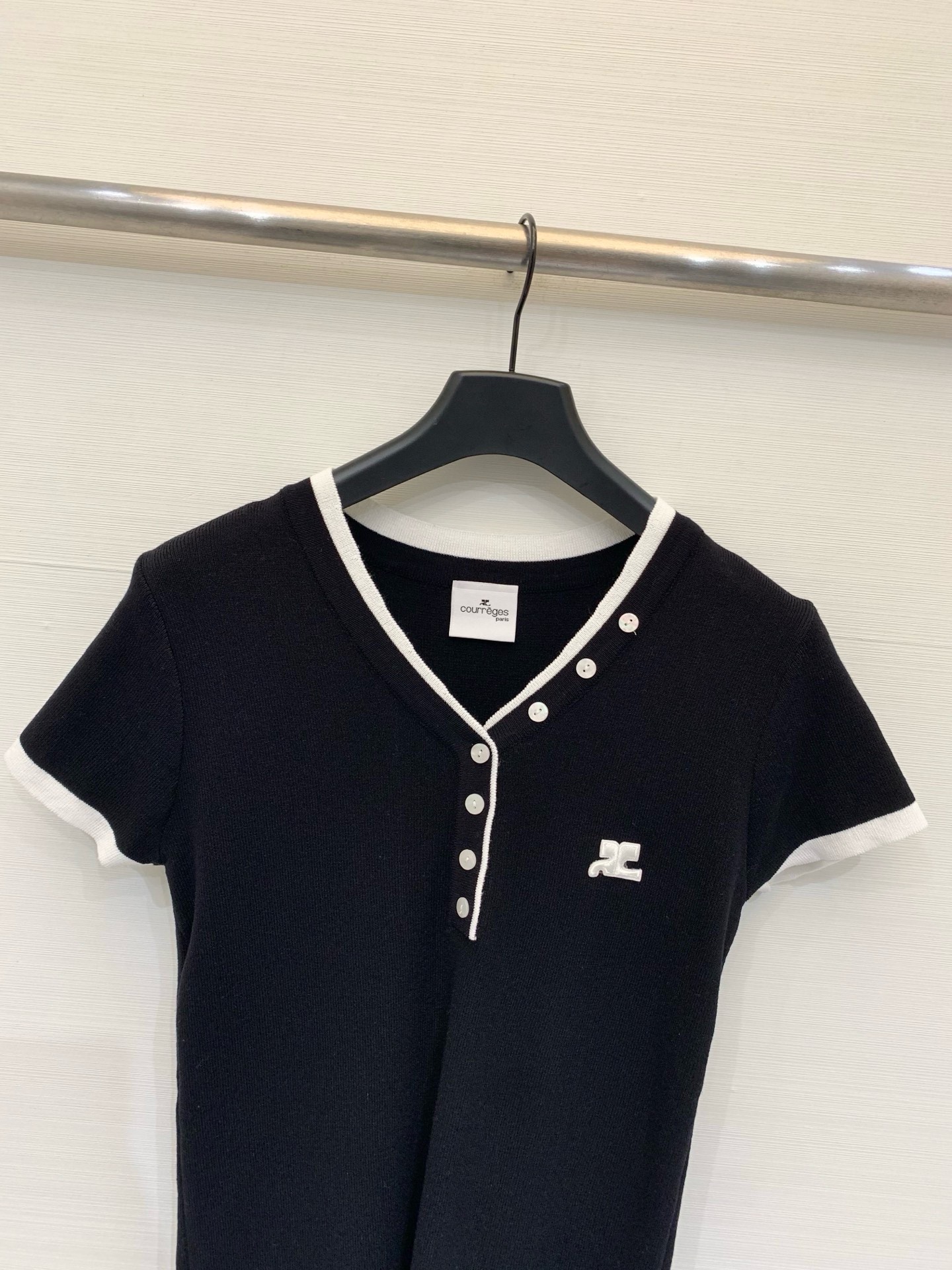 Courrèges 26夏季新款 假两件条纹针织短袖，假两件V领设计，左胸黑色刺绣Logo，高级松弛感、