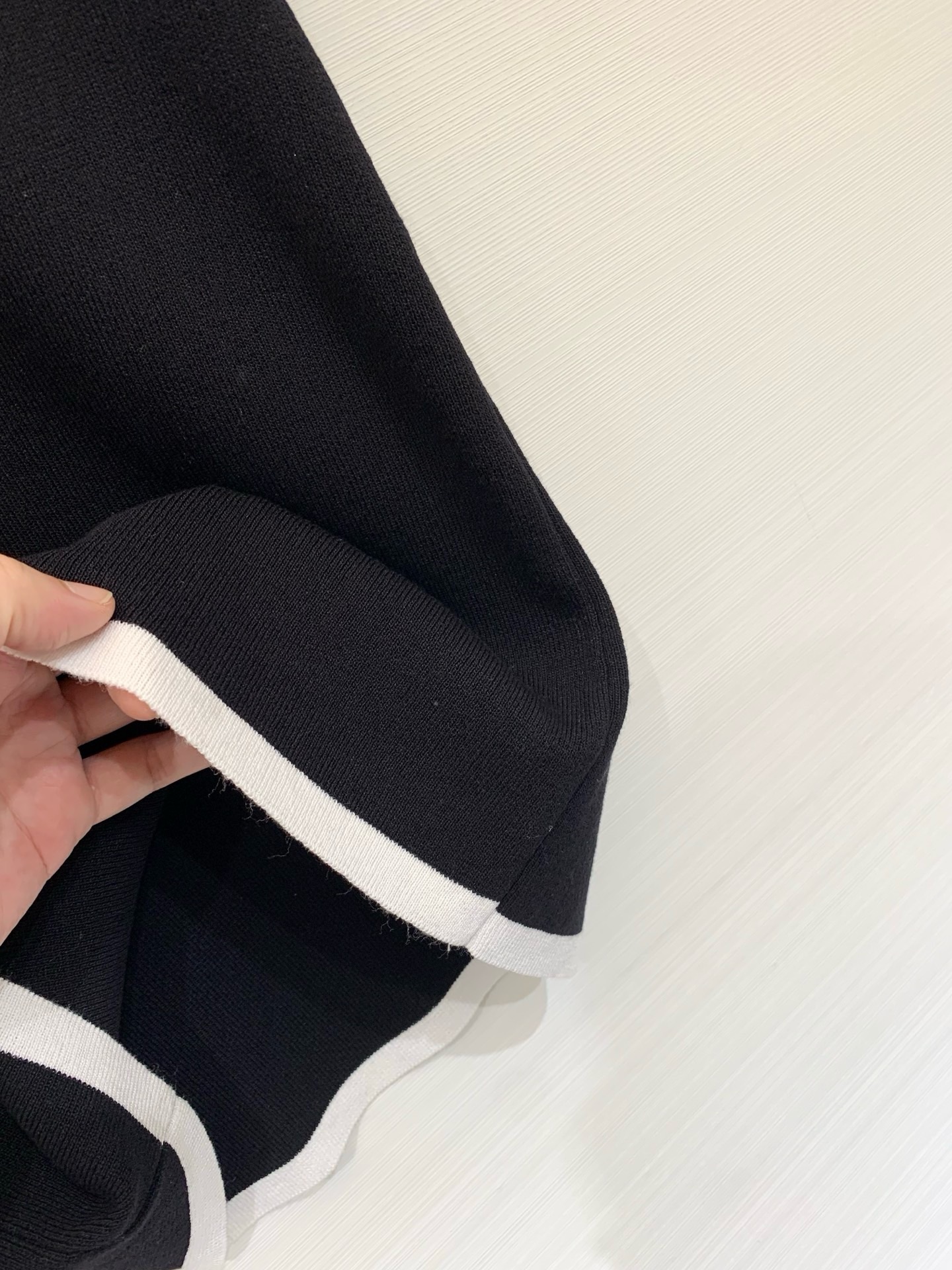 Courrèges 26夏季新款 假两件条纹针织短袖，假两件V领设计，左胸黑色刺绣Logo，高级松弛感、