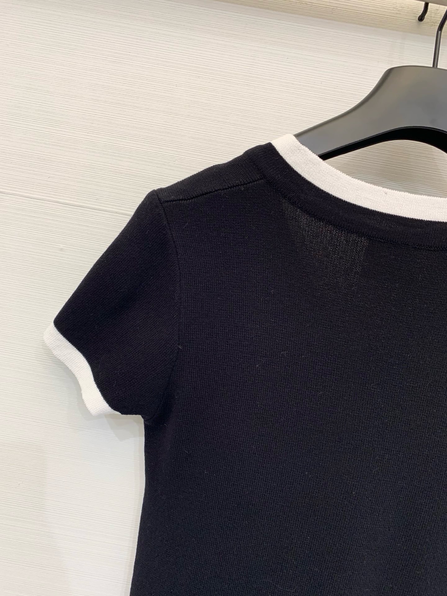 Courrèges 26夏季新款 假两件条纹针织短袖，假两件V领设计，左胸黑色刺绣Logo，高级松弛感、