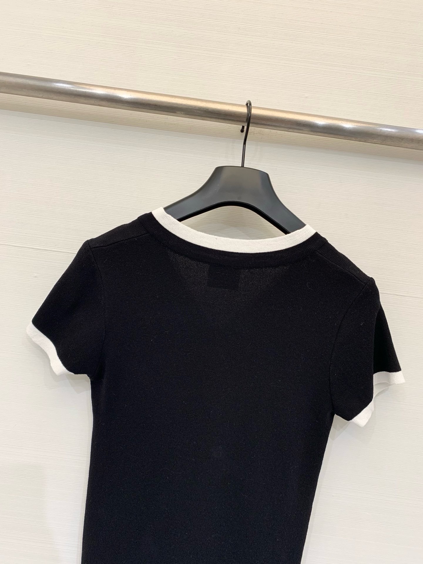 Courrèges 26夏季新款 假两件条纹针织短袖，假两件V领设计，左胸黑色刺绣Logo，高级松弛感、