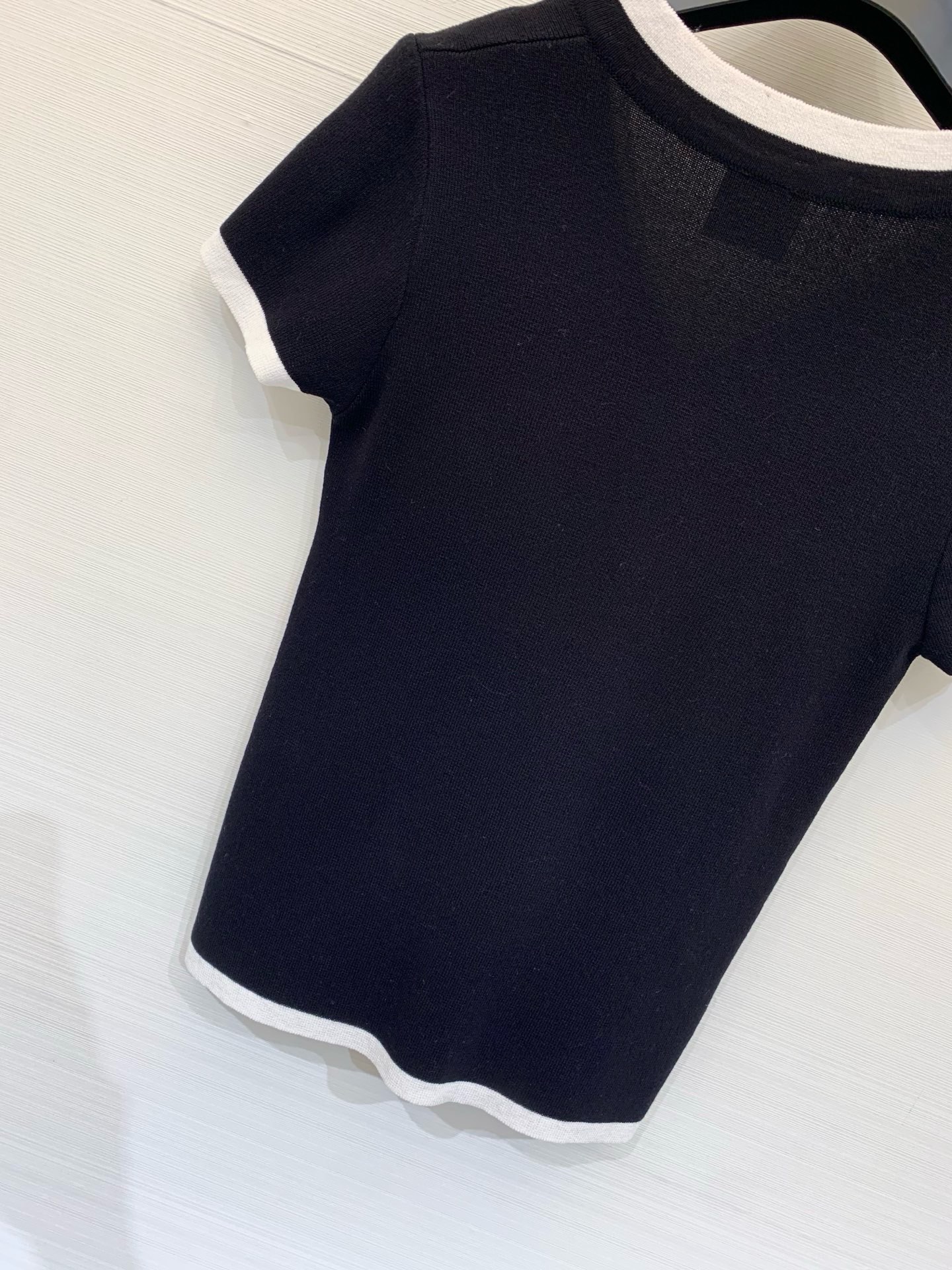 Courrèges 26夏季新款 假两件条纹针织短袖，假两件V领设计，左胸黑色刺绣Logo，高级松弛感、
