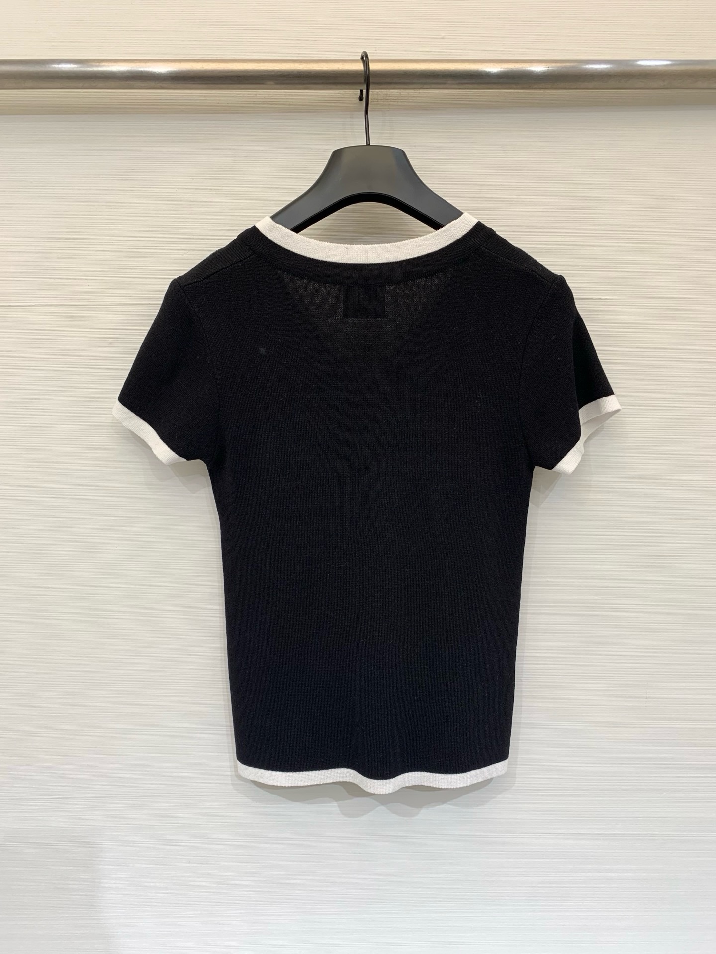 Courrèges 26夏季新款 假两件条纹针织短袖，假两件V领设计，左胸黑色刺绣Logo，高级松弛感、