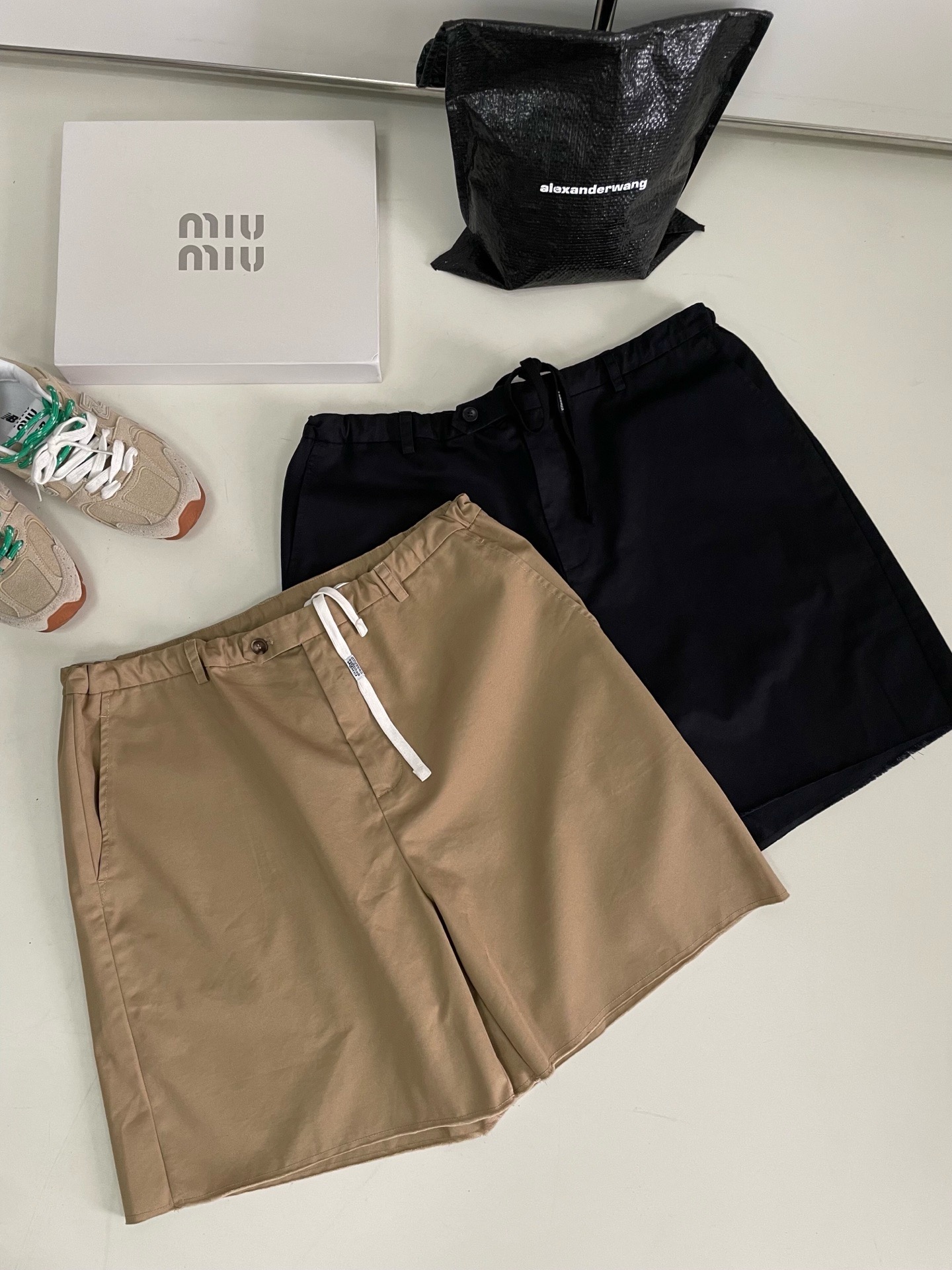 NO:907914,MM6 cargo shorts with a relaxed feel. They look great with a T-shirt in daily life. They are perfect for casual and commuting. Two colors SML, masion margiela, shorts, tees, t-shirt,19860909MM6 松弛感五分工装短裤,日常随便搭T恤就很出片,休闲通勤两不误 两色SML,,masion margiela,shorts,tees，t-shirt,,Women's clothing
