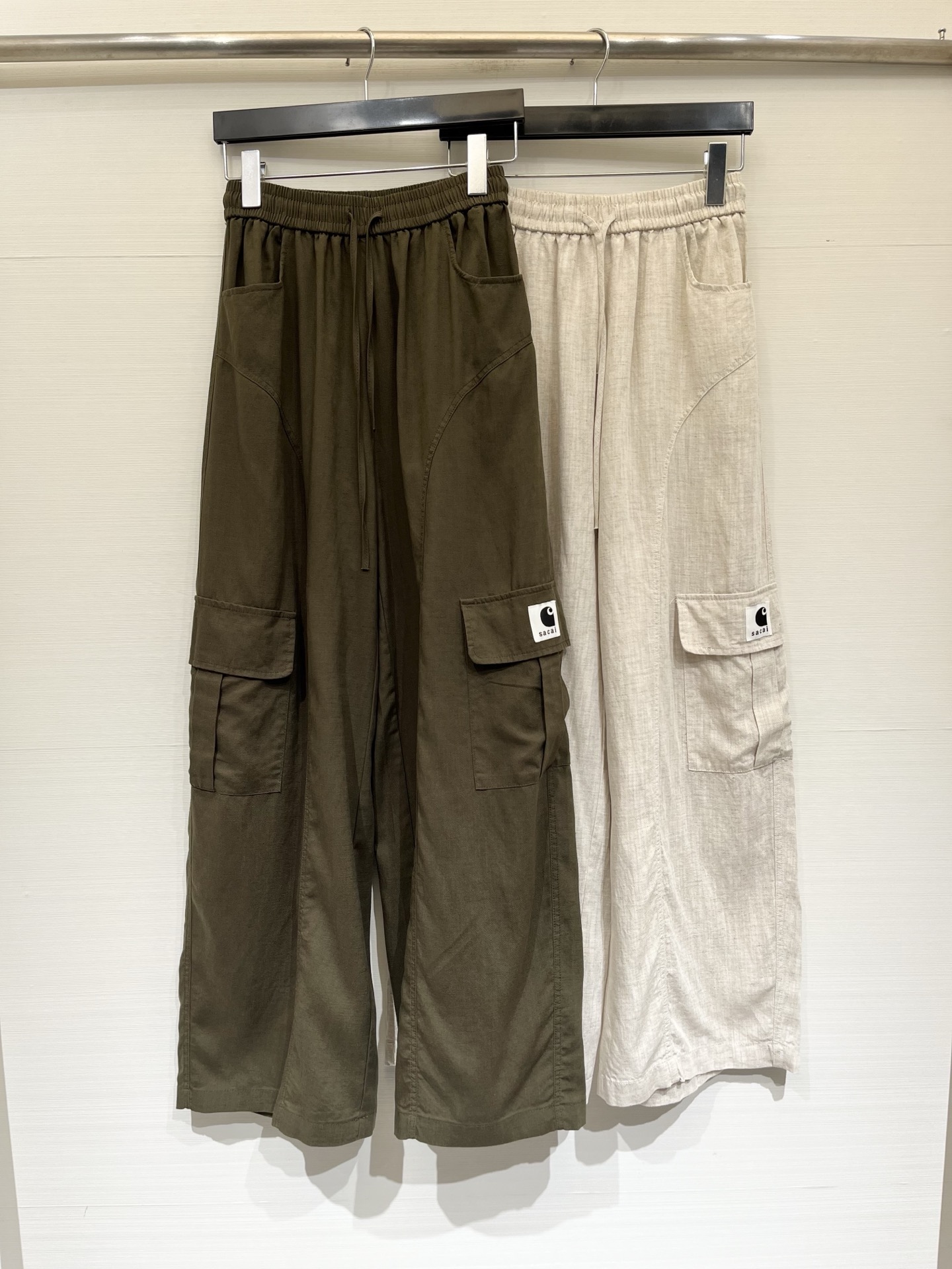 NO:908731,'Sacai 26 summer series linen work trousers' Elastic drawstring high waist without picking up the waist, loose fit to hide the flesh, natural hemp-like breathable fabric, just needed in spring and summer, Sacai co-branded small logo on the side is low-key and textured, casual for daily commuting/traveling, full of lazy atmosphere Two-color SML,,19860909「Sacai 26夏季系列款 麻料工装长裤」 松紧抽绳高腰不挑腰,宽松版型巨藏肉,天然麻感透气面料,春夏刚需,侧边Sacai联名小标低调有质感,日常通勤/出游随便搭,慵懒氛围感拉满 两色SML,,,Women's clothing