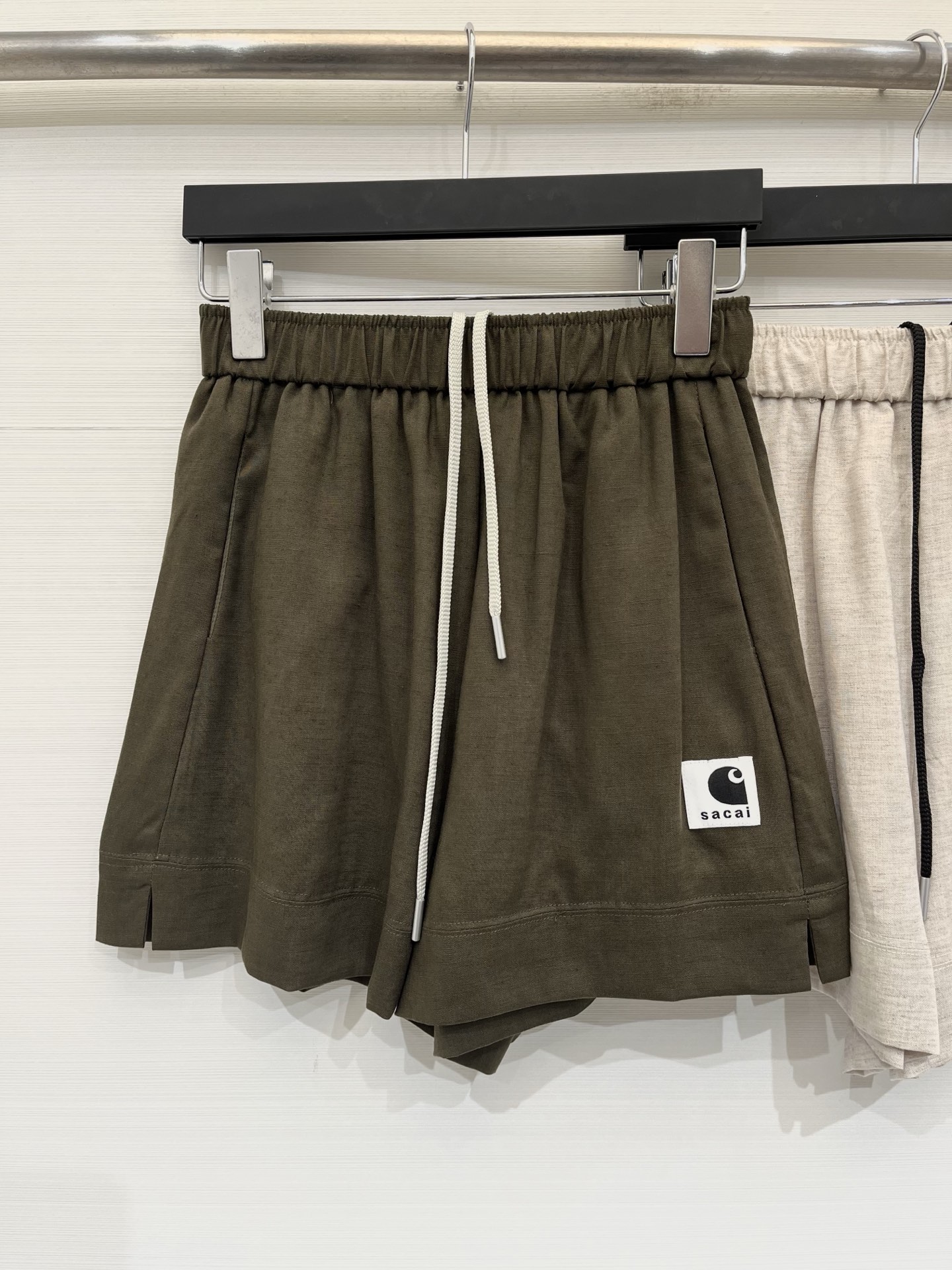 NO:908727,'Sacai 26 Summer Series Linen Casual Shorts' Elastic drawstring high waist without picking up the waist, A-line wide legs + leg slits to hide the flesh, natural hemp-like breathable fabric, just needed in spring and summer, Sacai co-branded small logo on the side is low-key and textured, casual for daily commuting/traveling, full of lazy atmosphere Two-color SML,,shorts,19860909「Sacai 26夏季系列款 麻料休闲短裤」 松紧抽绳高腰不挑腰,A字阔腿+裤脚开叉巨藏肉,天然麻感透气面料,春夏刚需,侧边Sacai联名小标低调有质感,日常通勤/出游随便搭,慵懒氛围感拉满 两色SML,,shorts,,Women's clothing