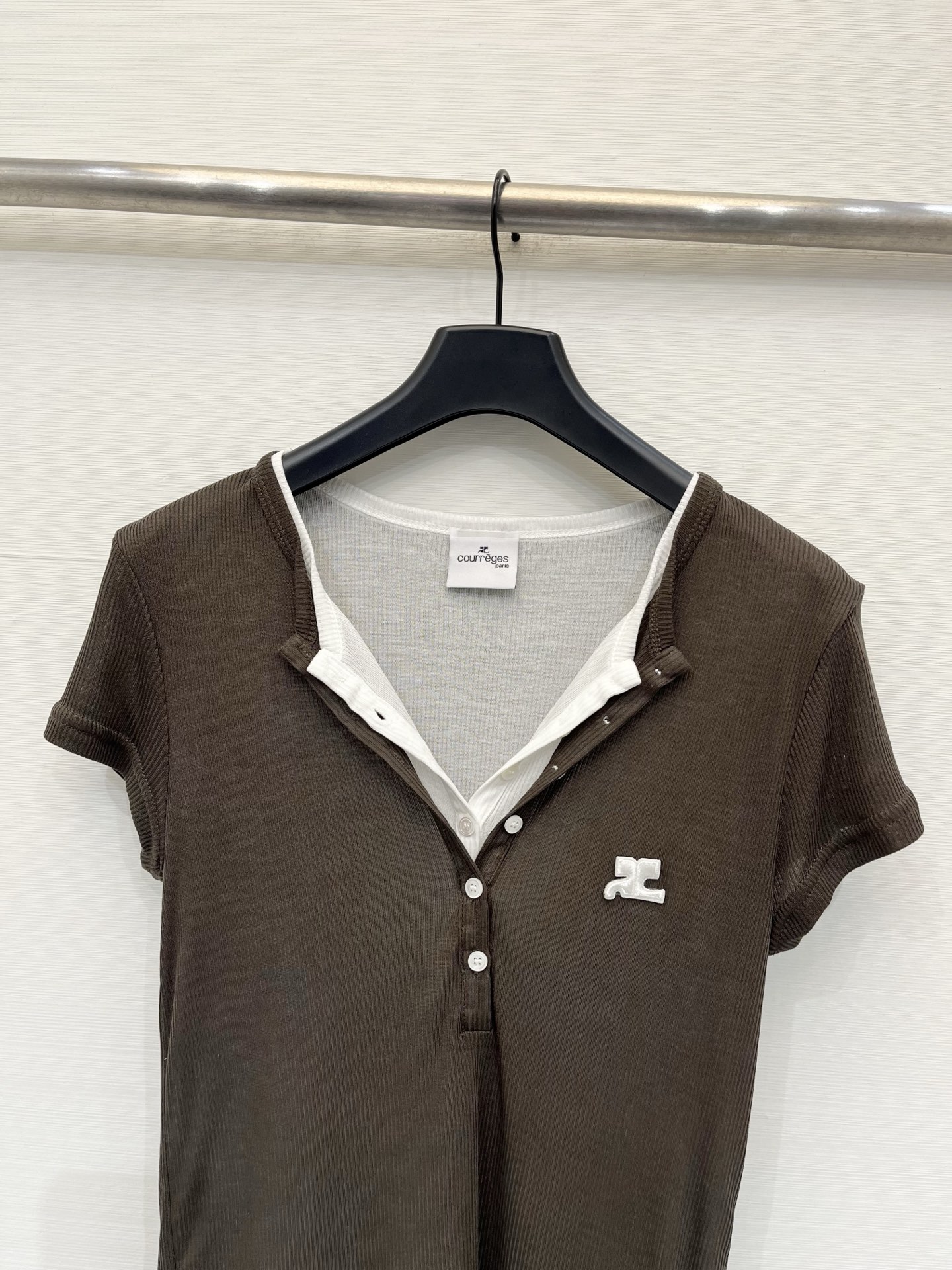 Courreges 26夏季新款 假两件短款修身短袖T恤，贴合身形，整体为细坑条螺纹针织面料，纯黑小V亨