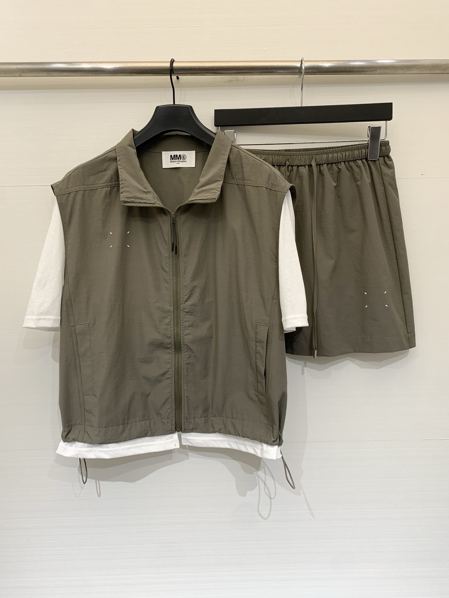 NO:908698,MM6 26 new summer style, layered fake two-piece suit, minimalist functional style, fake two-piece zipper elastic waist skirt, with a high-level sense of relaxation, crisp and breathable, the iconic MM6 four-eye stitching on the chest, the drawstring on the hem to adjust the length, the pockets are neatly routed, full of details, no pressure for daily commuting. Color green, light gray, size SML, masion margiela, skirts,19860909MM6 26夏季新款 叠穿假两件套装,极简机能风,假两件拉链松紧腰半裙,自带高级松弛感,挺括又透气,胸口标志性的MM6四眼缝线、下摆抽绳可调节衣长,口袋的走线也很工整,细节感拉满,日常通勤无压力 颜色绿色 浅灰,码数SML,,masion margiela,skirts,,Women's clothing
