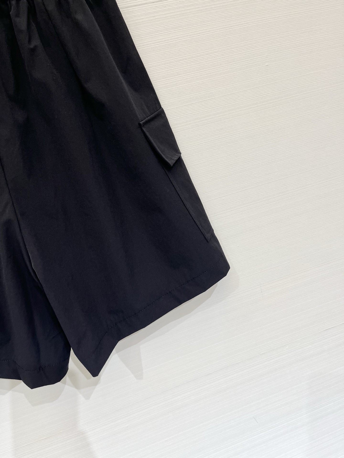 「Courreges 工装休闲短裤」谁穿谁好看的韩系松弛感，冰感锦纶面料，上身自带降温效果，高腰A字版型