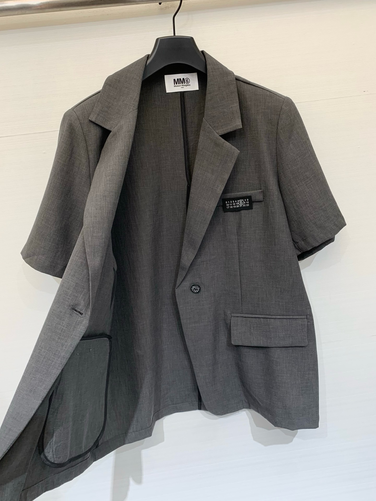 MM6 26夏季新款 一粒数字扣短袖西服外套，廓形西装，利落又慵懒，正面、背面都是单扣（数字🔢扣）设计，