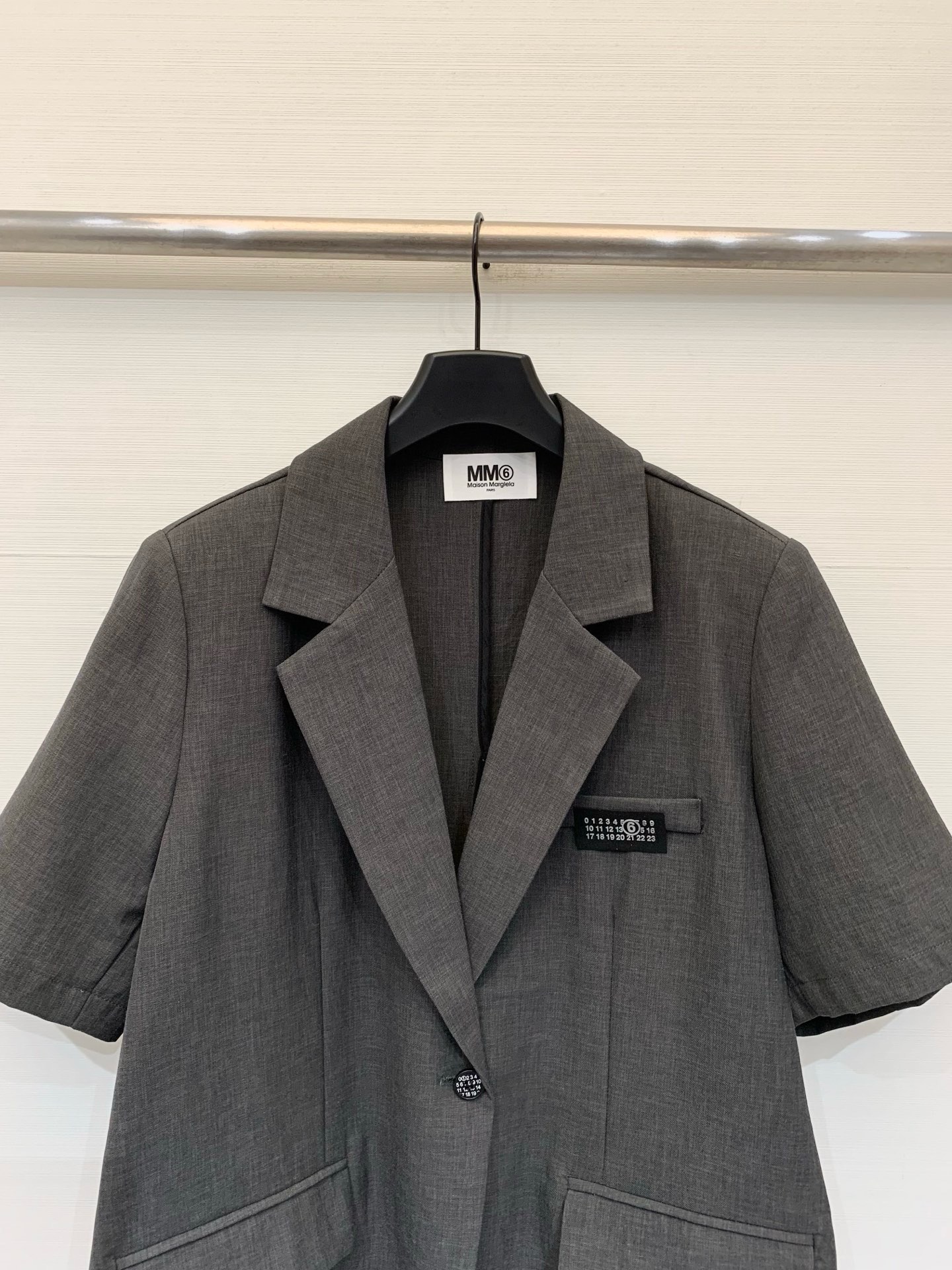 MM6 26夏季新款 一粒数字扣短袖西服外套，廓形西装，利落又慵懒，正面、背面都是单扣（数字🔢扣）设计，
