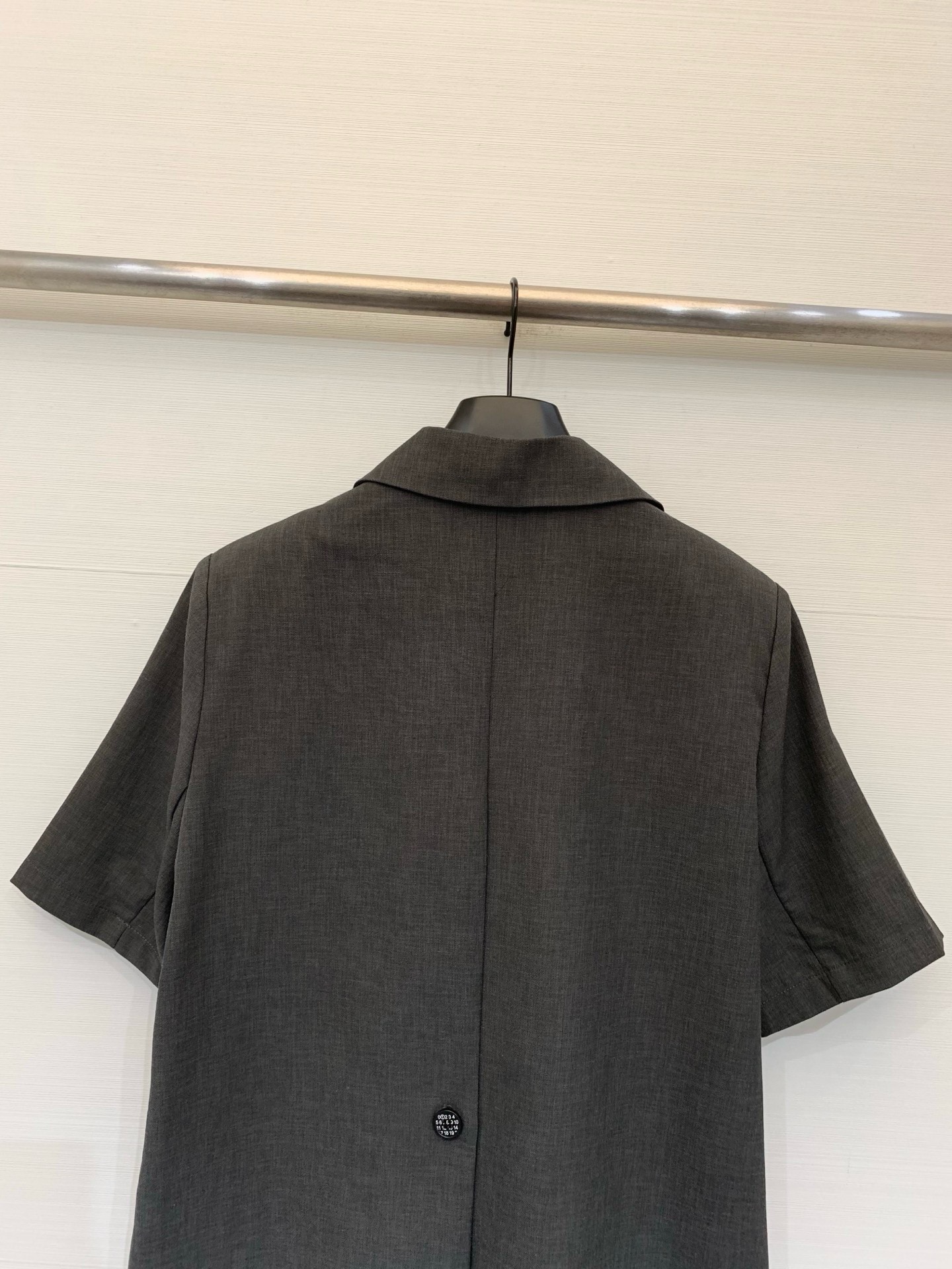 MM6 26夏季新款 一粒数字扣短袖西服外套，廓形西装，利落又慵懒，正面、背面都是单扣（数字🔢扣）设计，