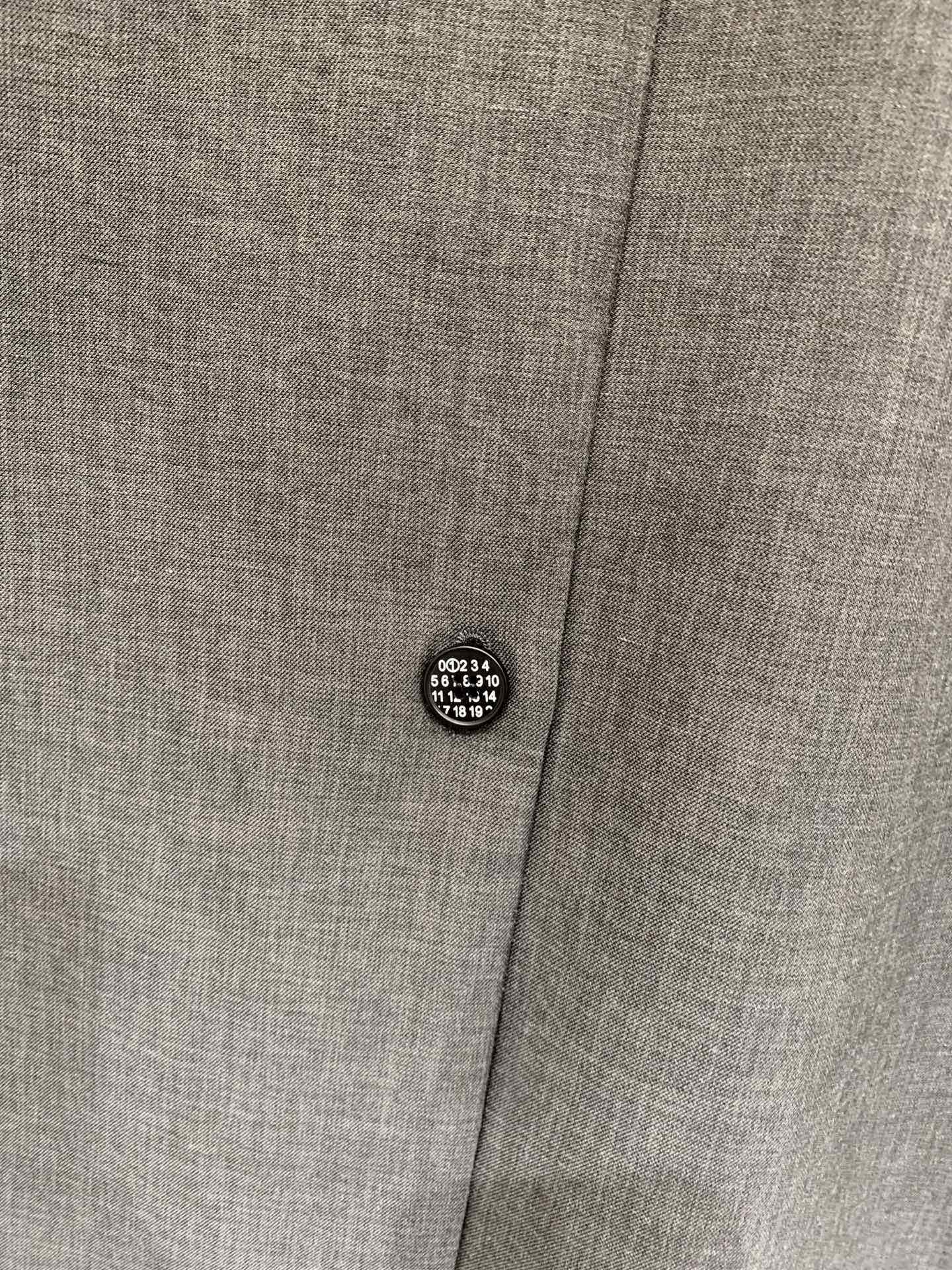MM6 26夏季新款 一粒数字扣短袖西服外套，廓形西装，利落又慵懒，正面、背面都是单扣（数字🔢扣）设计，