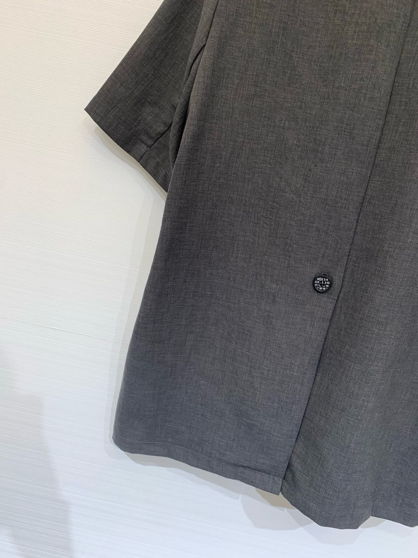 MM6 26夏季新款 一粒数字扣短袖西服外套，廓形西装，利落又慵懒，正面、背面都是单扣（数字🔢扣）设计，