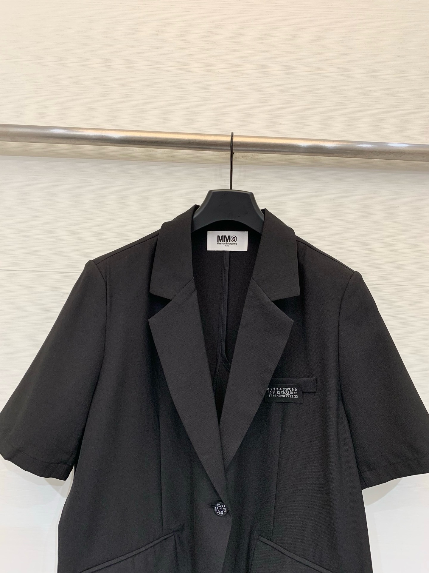 MM6 26夏季新款 一粒数字扣短袖西服外套，廓形西装，利落又慵懒，正面、背面都是单扣（数字🔢扣）设计，