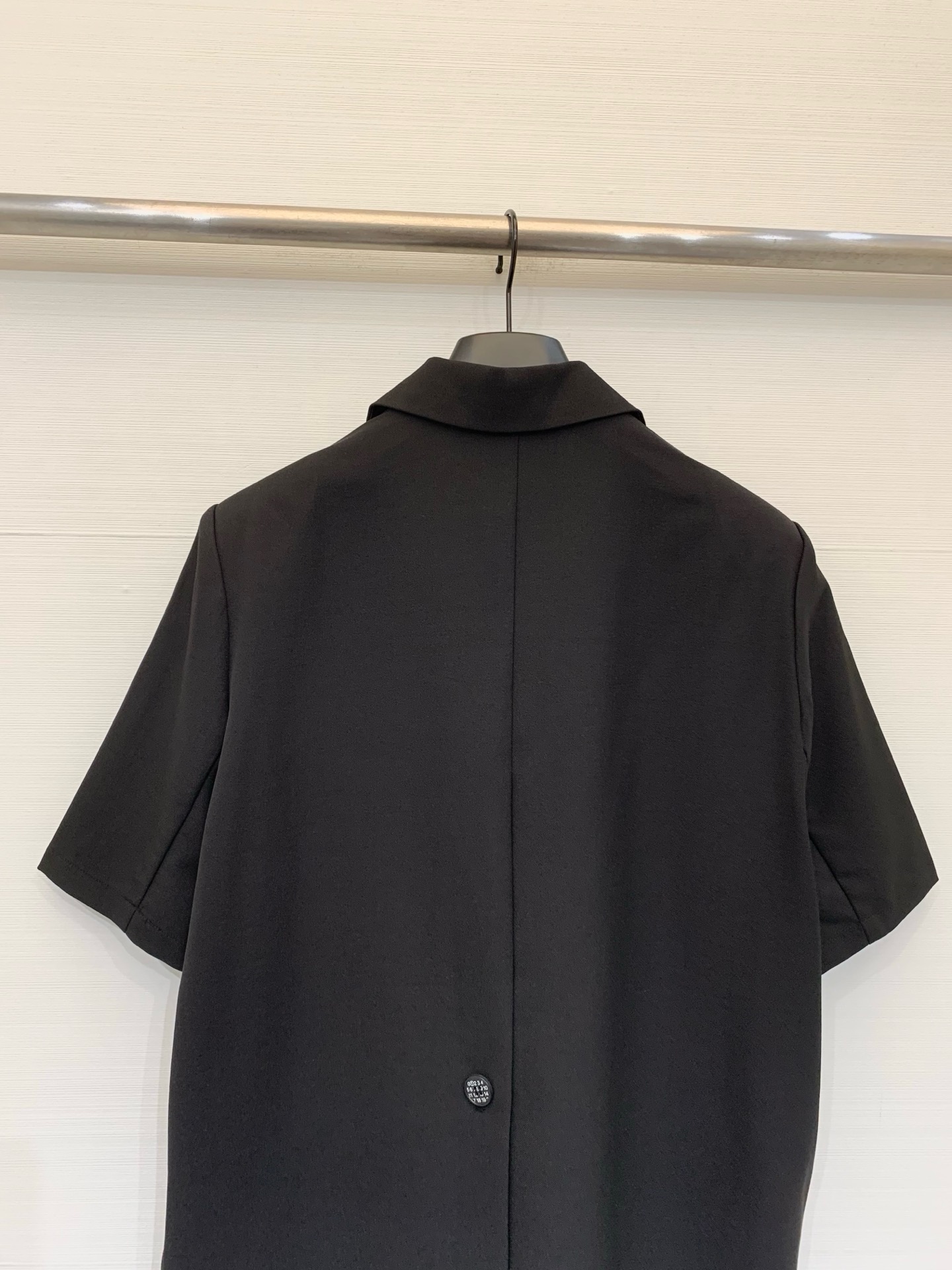 MM6 26夏季新款 一粒数字扣短袖西服外套，廓形西装，利落又慵懒，正面、背面都是单扣（数字🔢扣）设计，