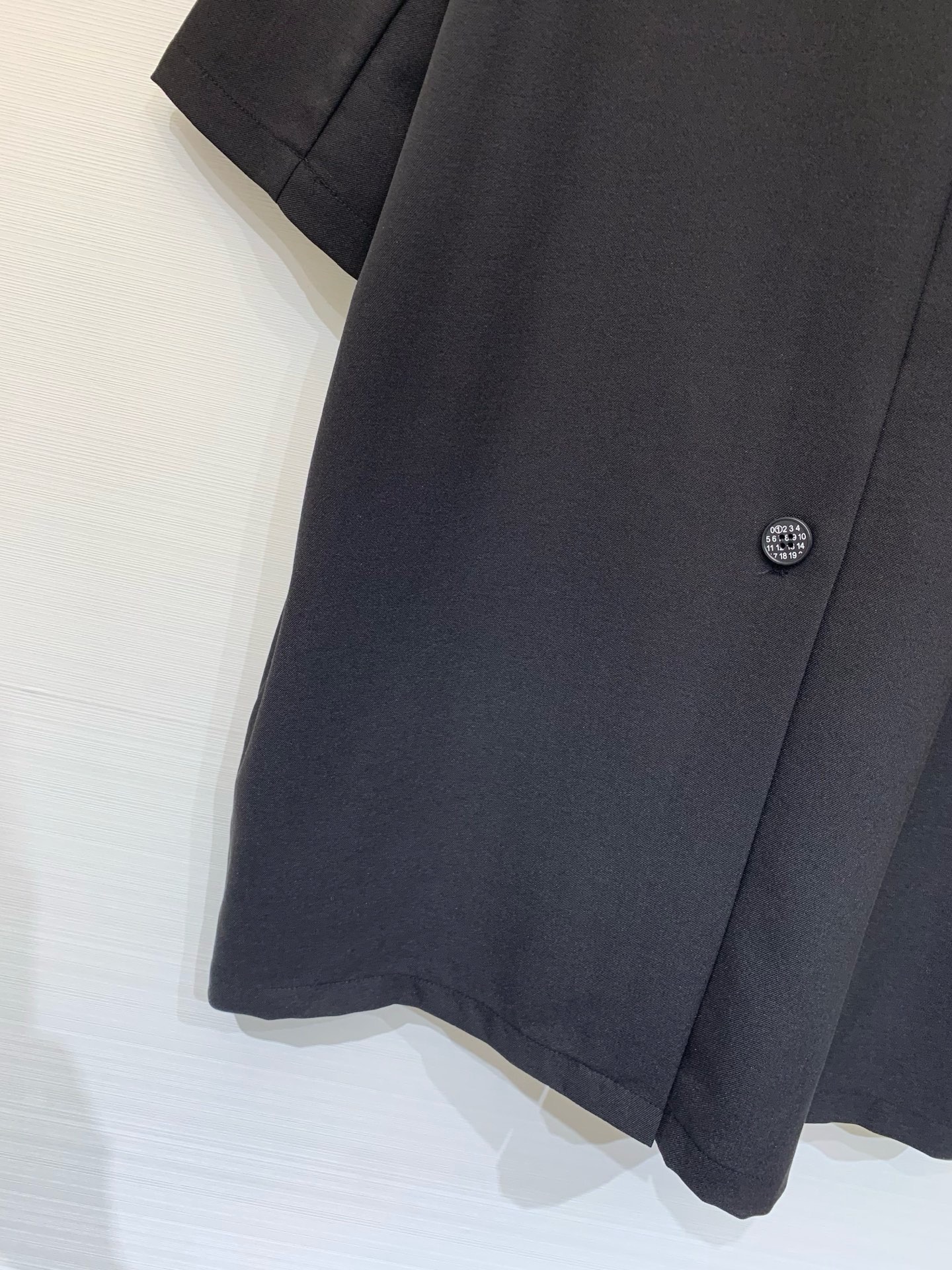 MM6 26夏季新款 一粒数字扣短袖西服外套，廓形西装，利落又慵懒，正面、背面都是单扣（数字🔢扣）设计，