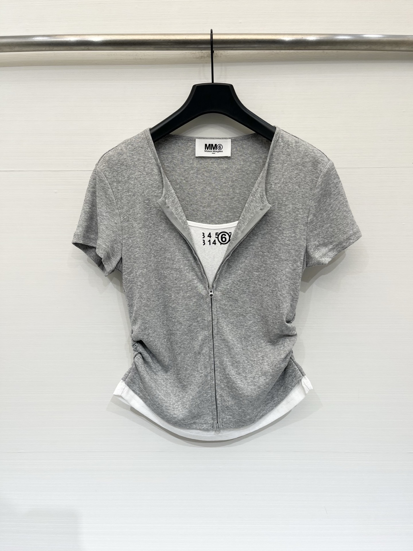 NO:909951,'MM6 26 new summer style slim short fake two-piece T-shirt' The waist is slimmed, the texture is soft and breathable, the sides of the body are pleated to tighten the waist, and the waistline is naturally pinched. It can be worn with jeans, wide-leg pants, suit skirts, suitable for single wear or layered jackets. Three-color SML, masion margiela, skirts, jeans, jackets & coats, tees, t-shirt, business suit,19860909「MM6 26夏季新款 修身短款假两件T恤」 收腰显瘦,肌理柔和透气,衣身两侧做侧边抽褶收腰,自然掐出腰线,可搭牛仔裤、阔腿裤、西装半裙,单穿、叠穿外套都合适 三色SML,,masion margiela,skirts,jeans,jackets & coats,tees，t-shirt,business suit,,Women's clothing