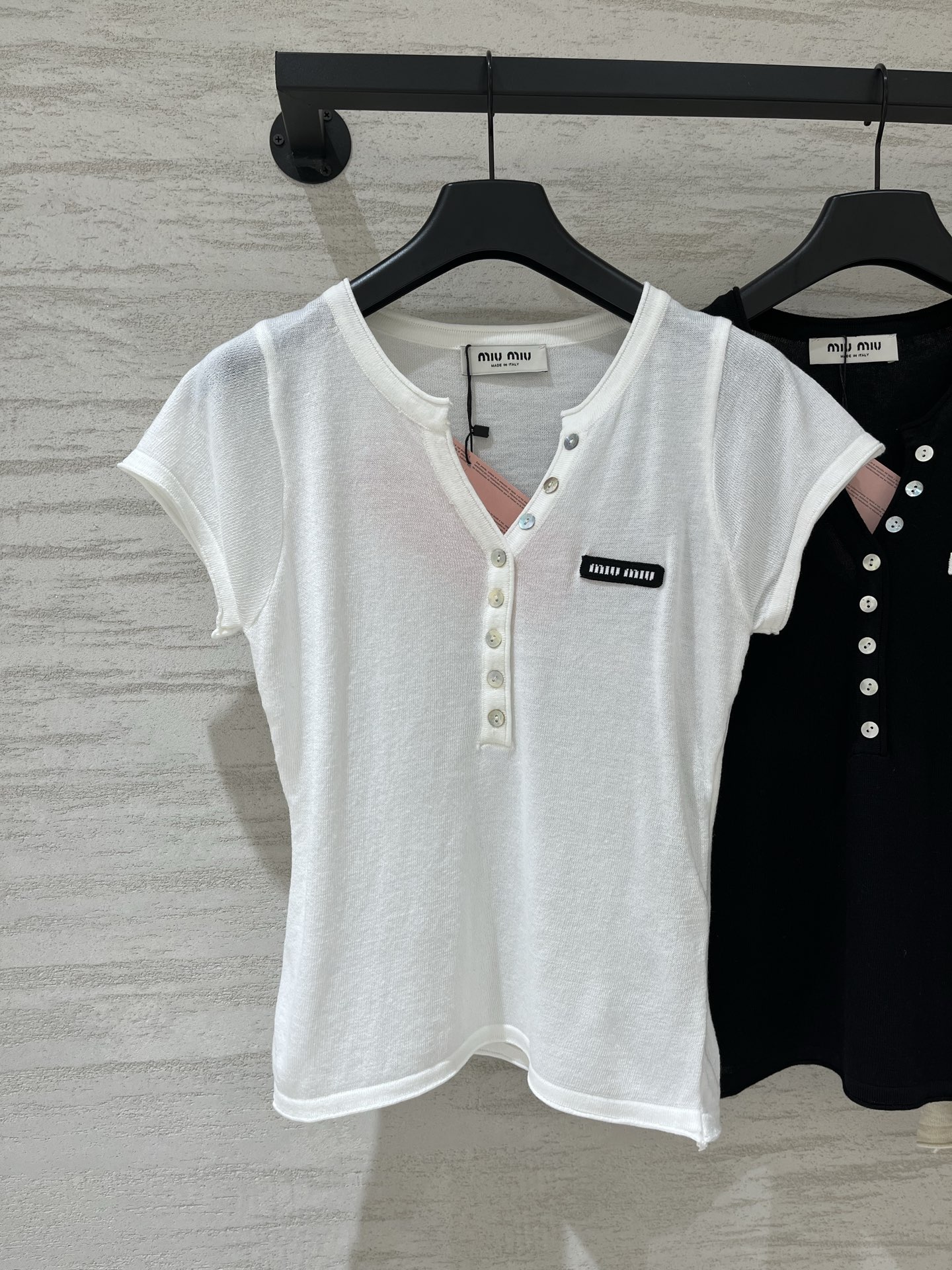 NO:909940,MIUMI* 26 new summer style v-neck short-sleeved style logo pattern decoration upper body with high-end atmosphere three-color SML,,miumiu,T-shirt,19860909MIUMI* 26夏季新款 v领短袖款 logo图案修饰点缀 上身高级氛围感 三色SML,,miumiu,T-shirt,,Women's clothing