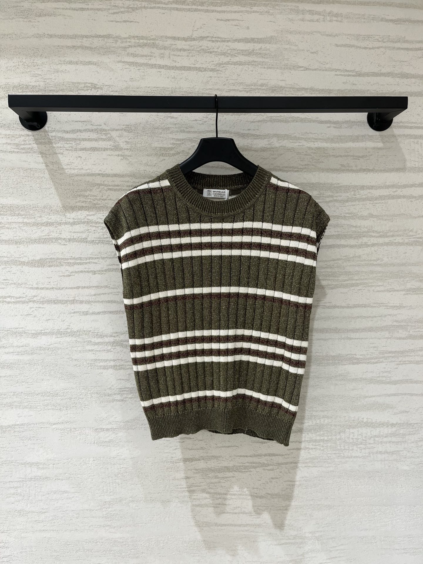 NO:910672,BC striped vest style with logo pattern decoration on the upper body with high-end atmosphere, four-color SML,,19860909BC 条纹拼接马甲款 logo图案修饰点缀 上身高级氛围感 四色SML,,,Women's clothing