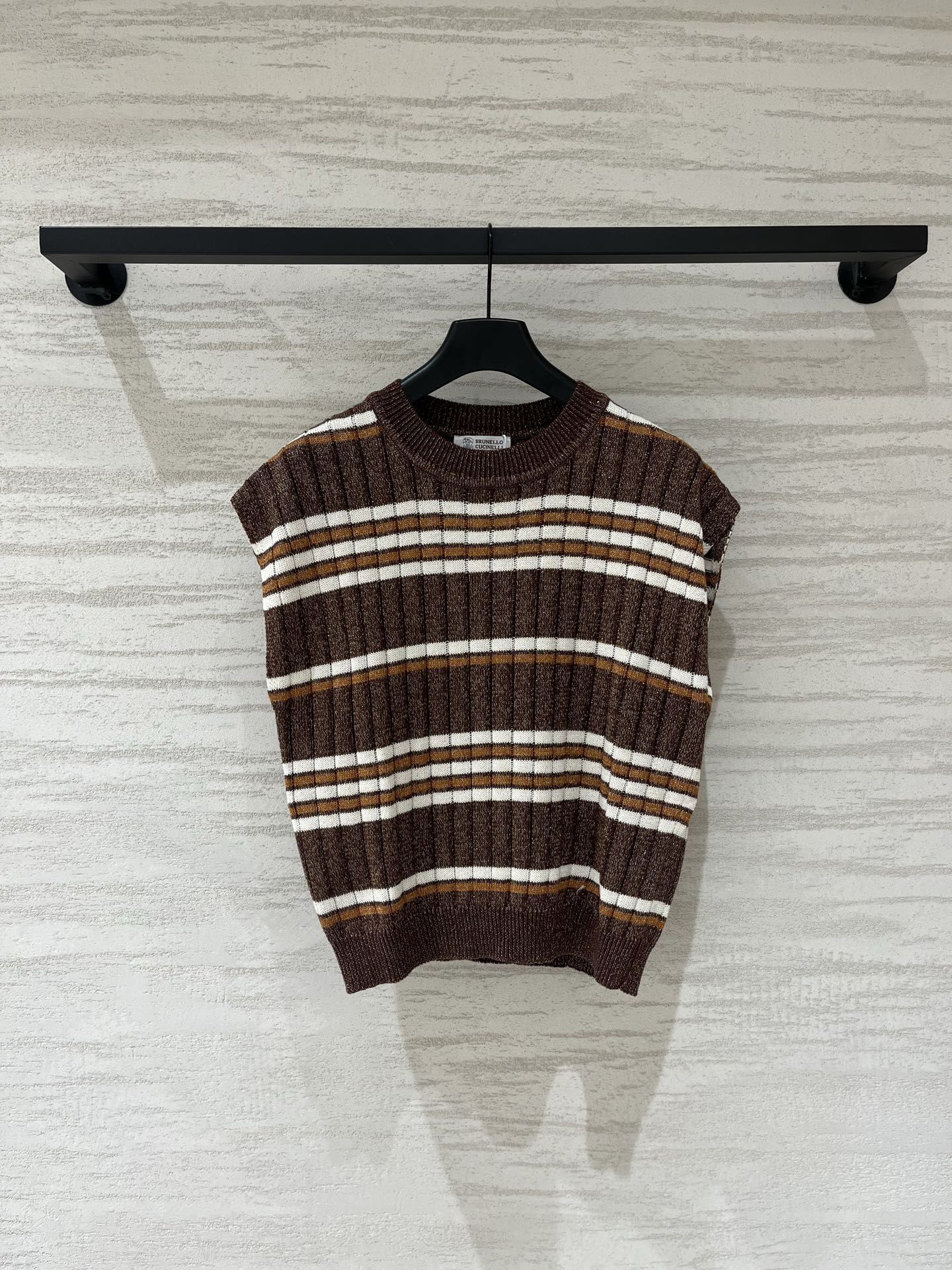 NO:910668,BC striped vest style with logo pattern decoration on the upper body with high-end atmosphere, four-color SML,,19860909BC 条纹拼接马甲款 logo图案修饰点缀 上身高级氛围感 四色SML,,,Women's clothing